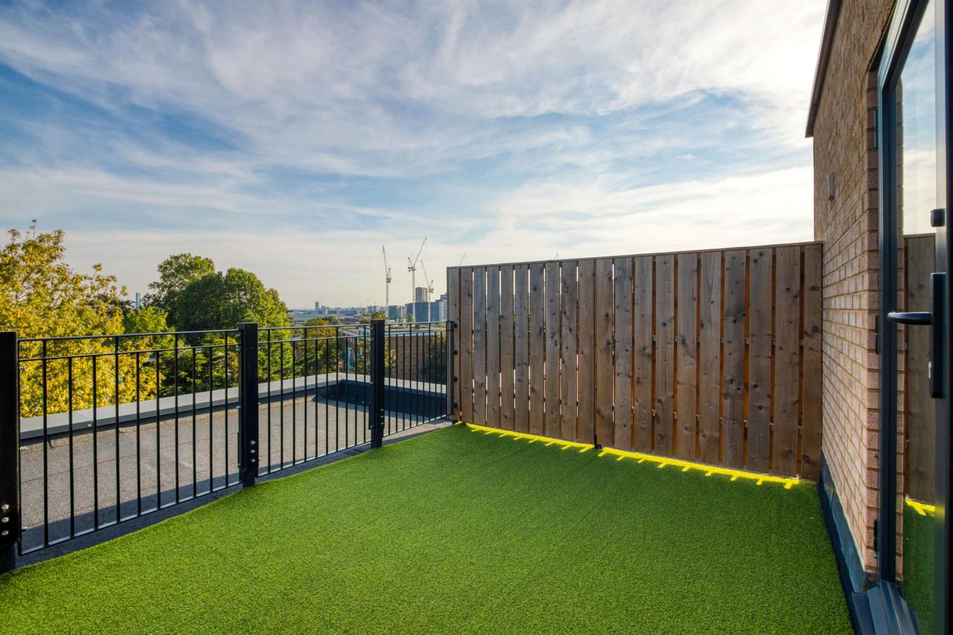 Modern Penthouse in Wembley - Photo 18