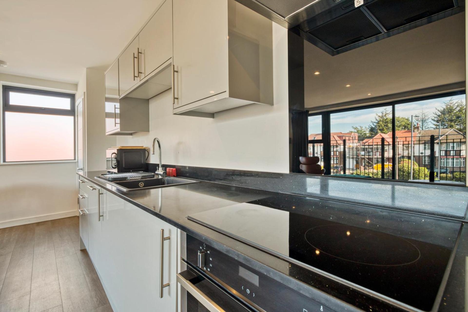 Modern Penthouse in Wembley - Photo 32