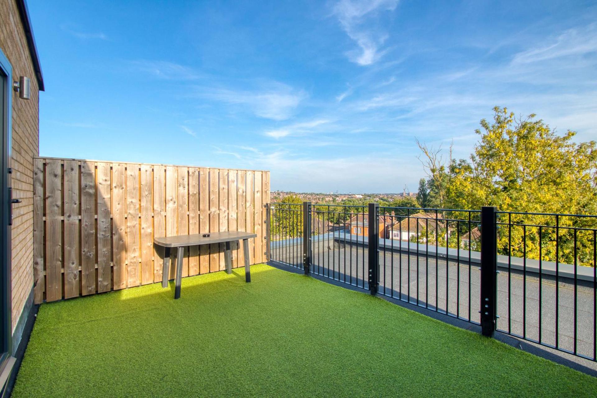 Modern Penthouse in Wembley - Photo 33