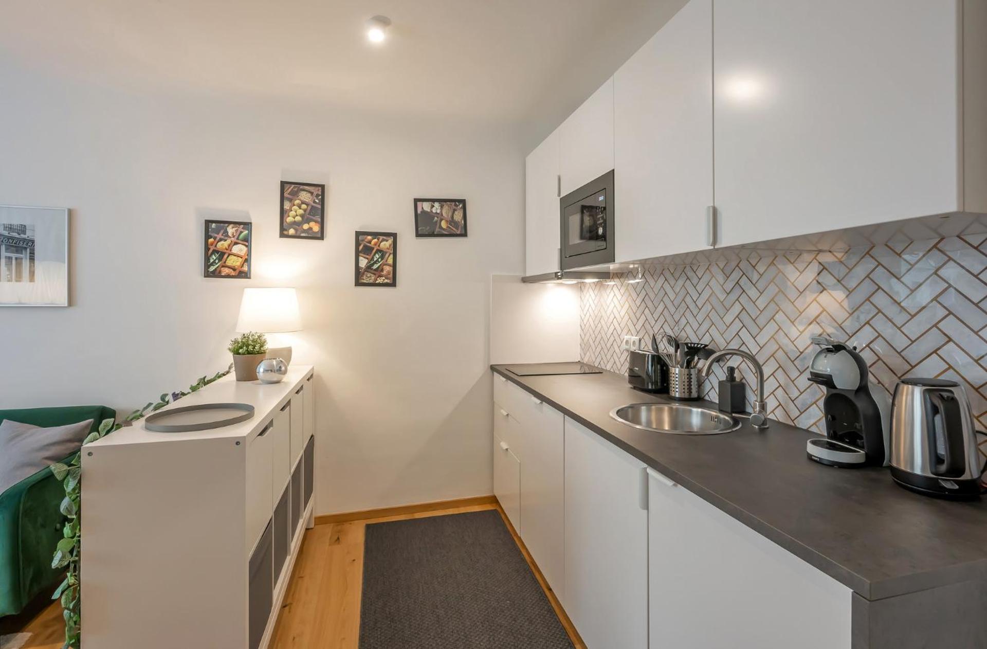 Modern City Center Apartment - Photo 7