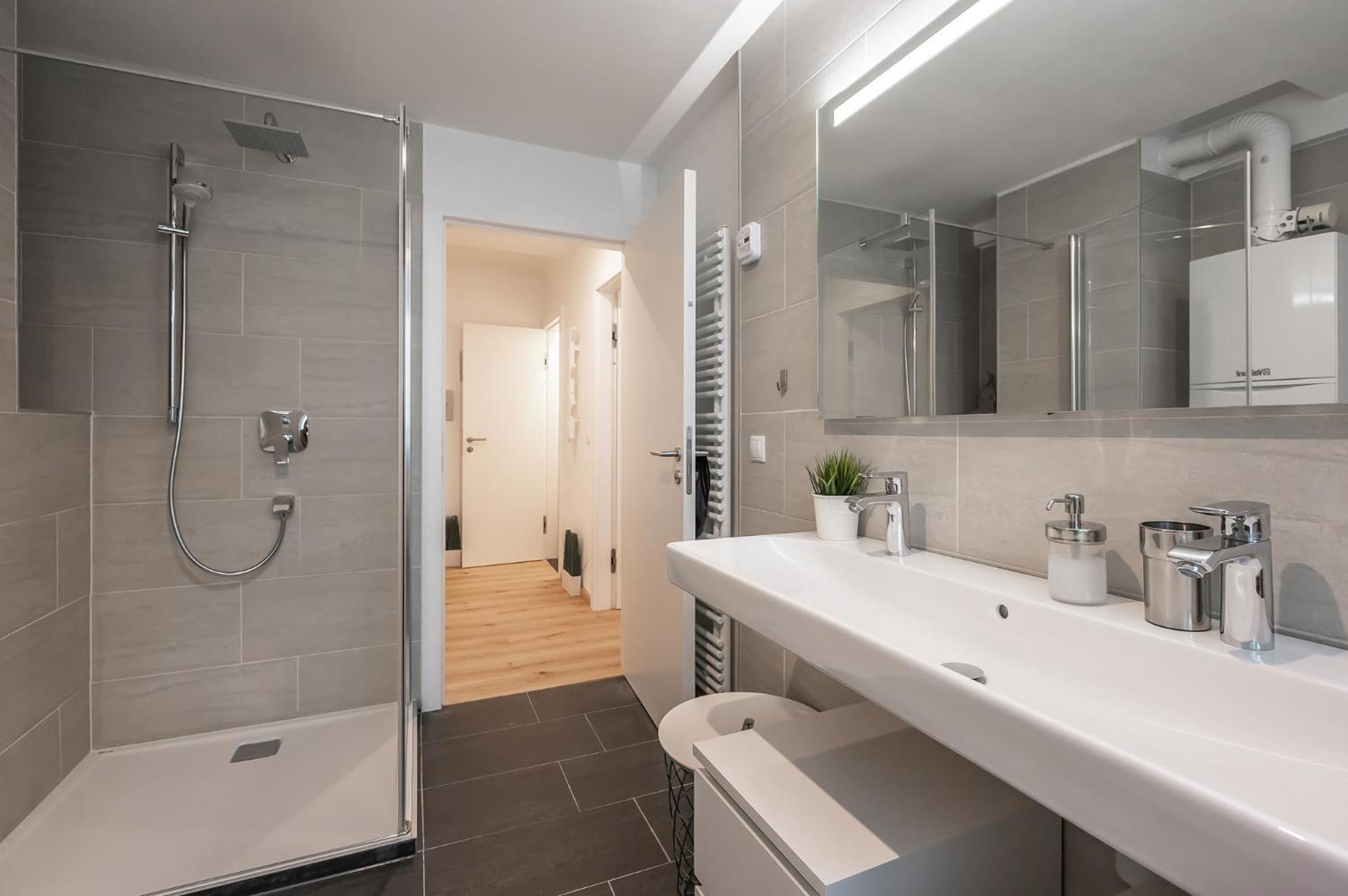 Modern City Center Apartment - Photo 8