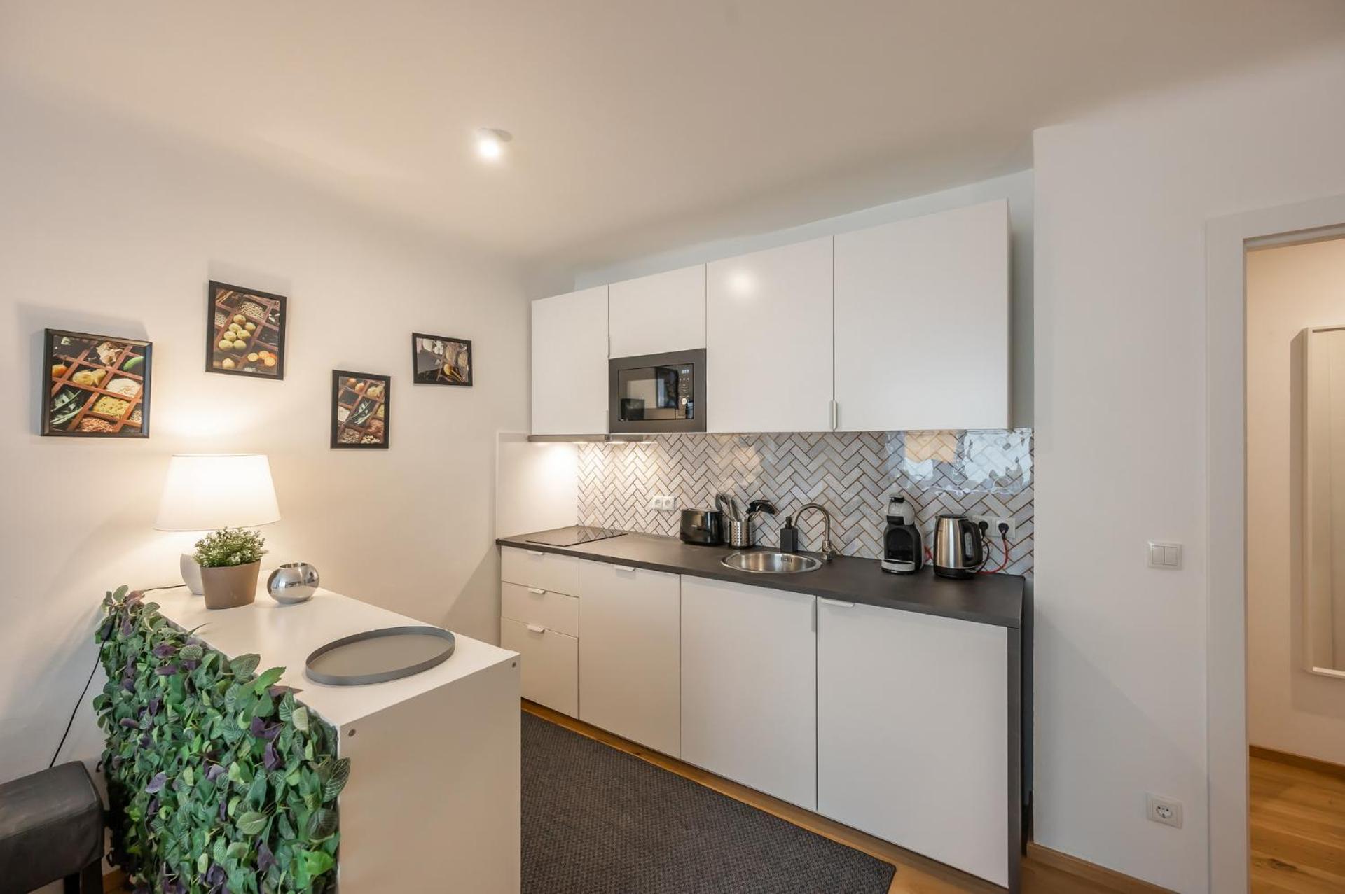 Modern City Center Apartment - Photo 9