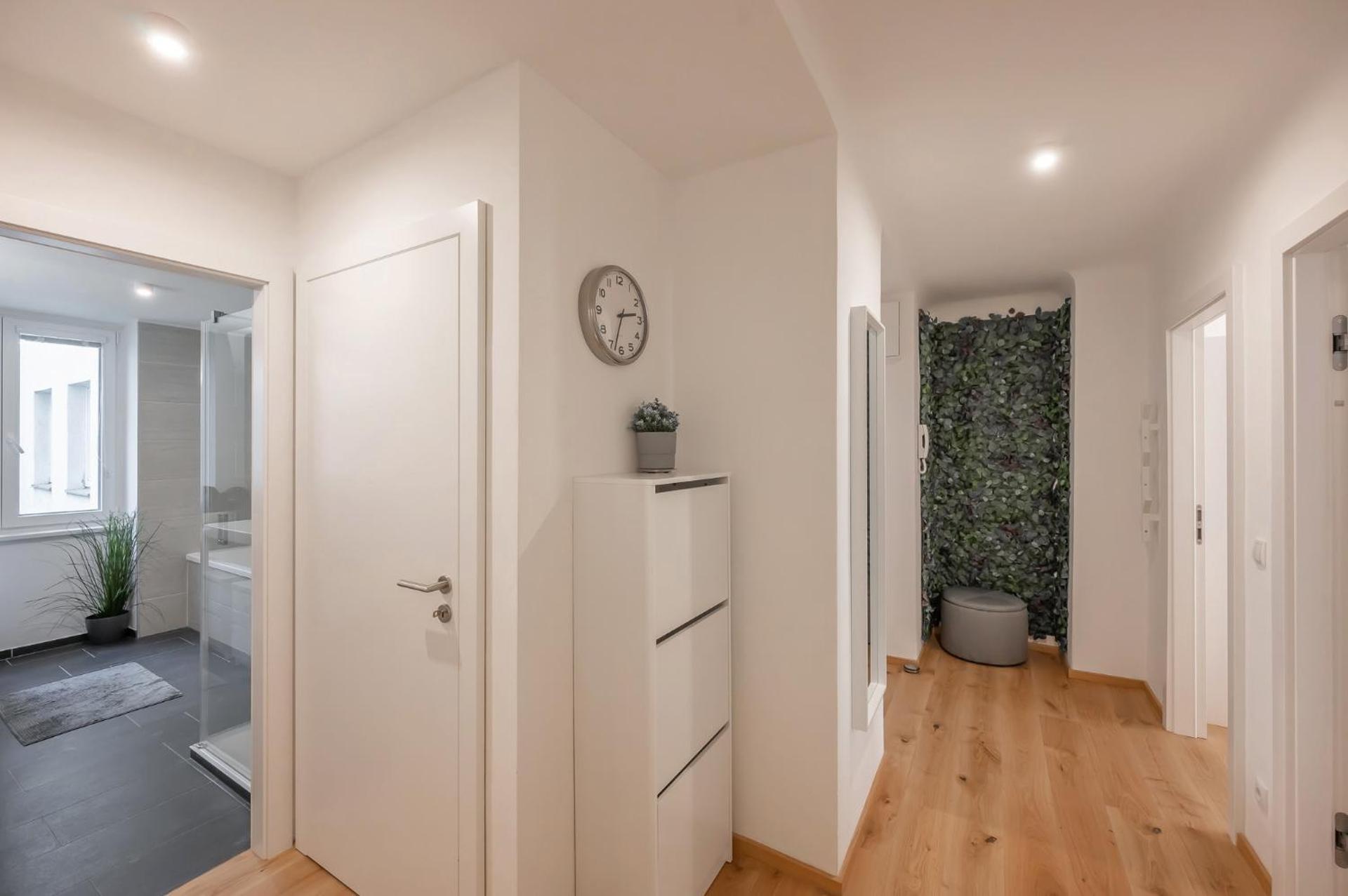 Modern City Center Apartment - Photo 11