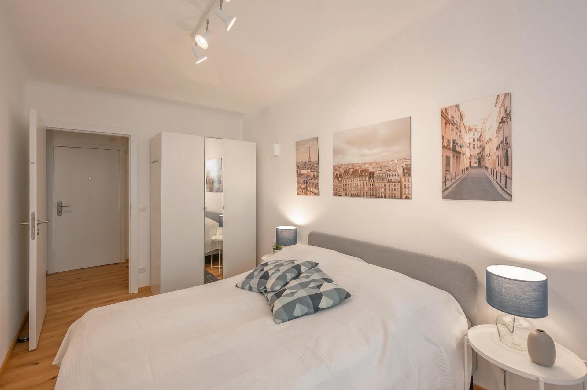 Modern City Center Apartment - Photo 12