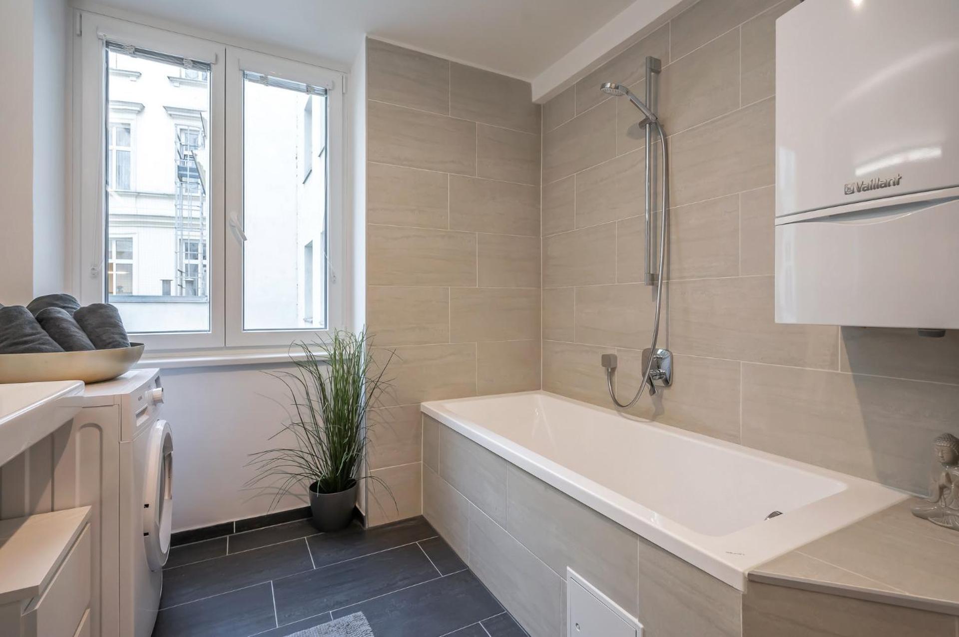 Modern City Center Apartment - Photo 10