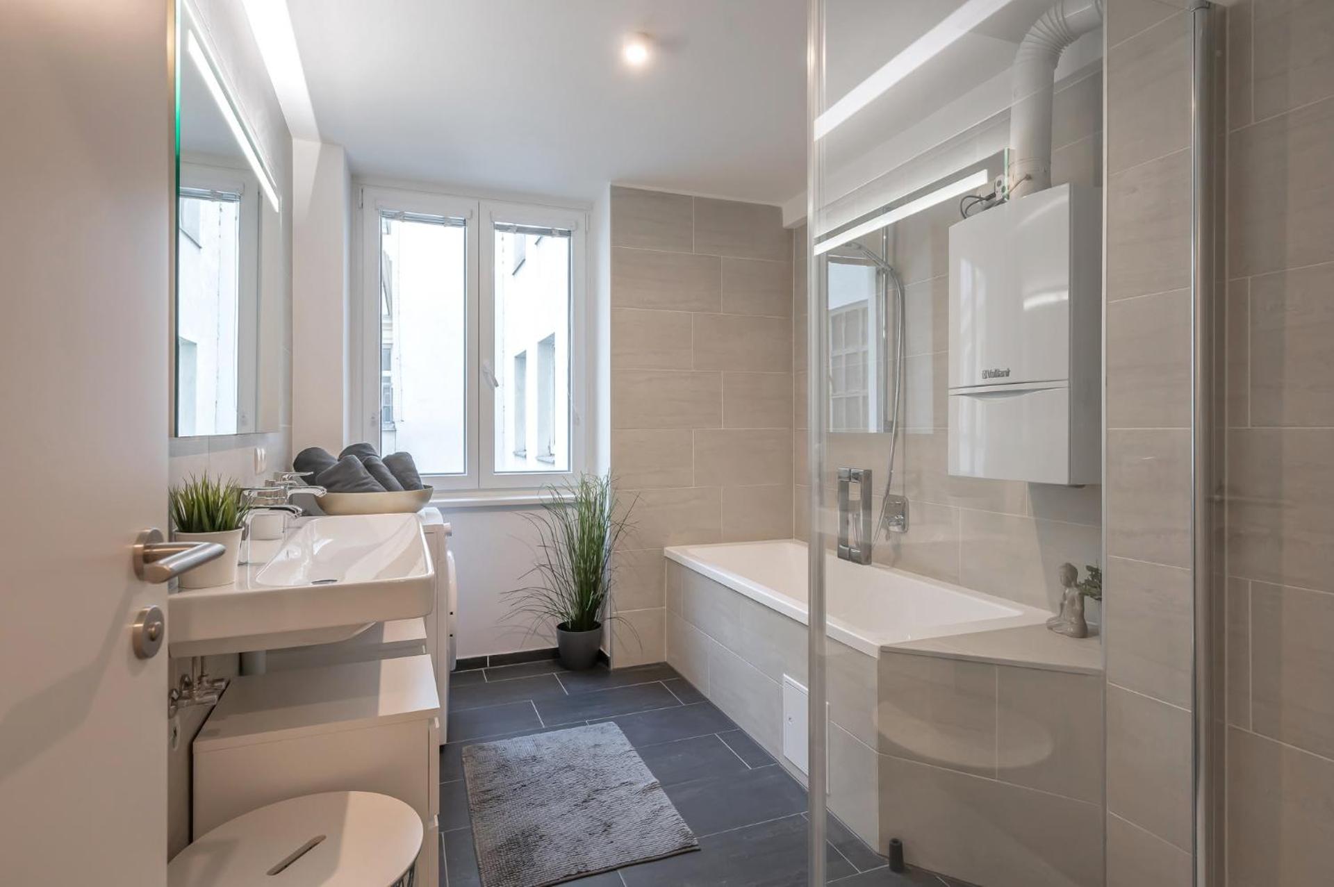 Modern City Center Apartment - Photo 16