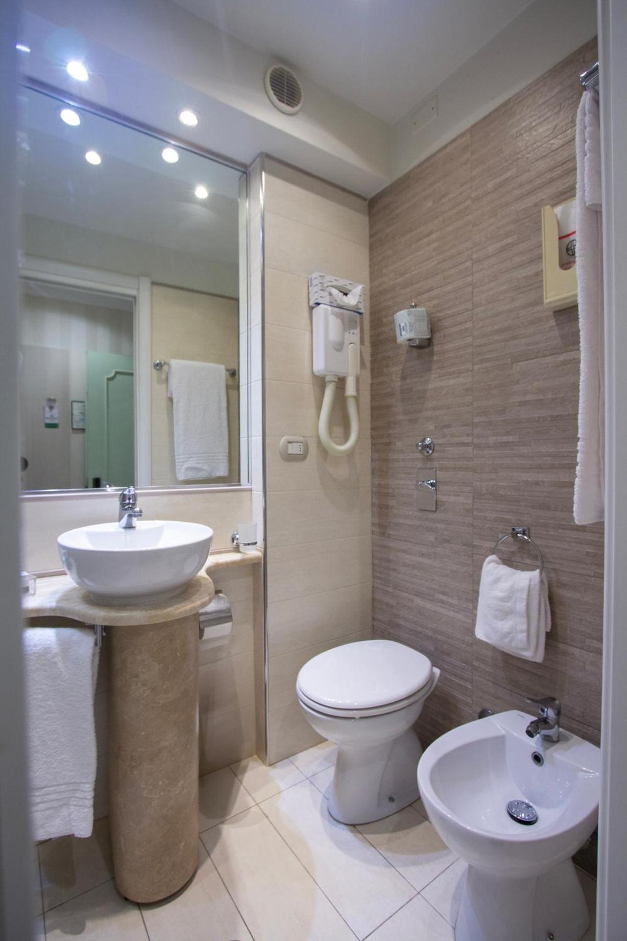 Hotel Flora - Photo 48