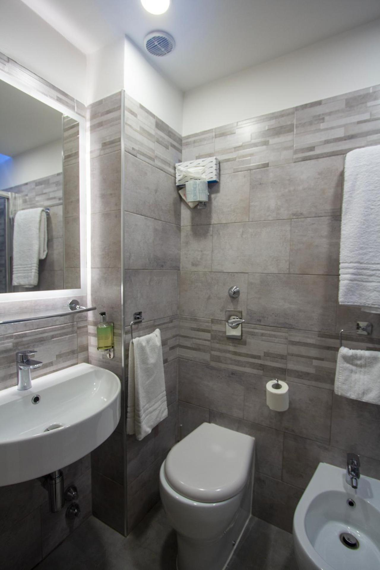 Hotel Flora - Photo 15