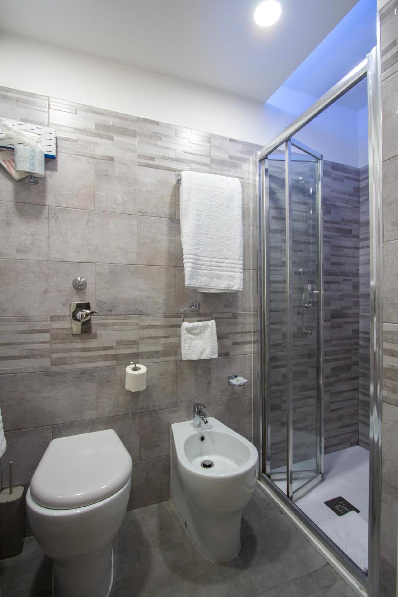 Hotel Flora - Photo 16