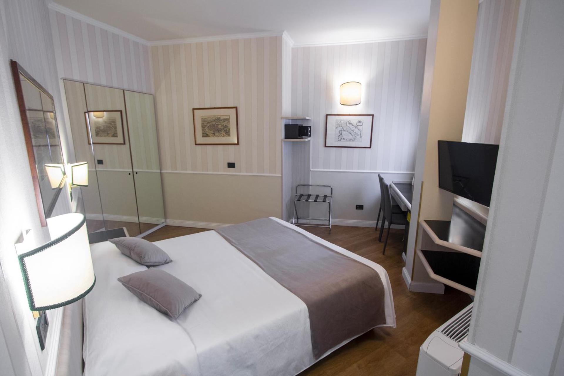 Hotel Flora - Photo 44