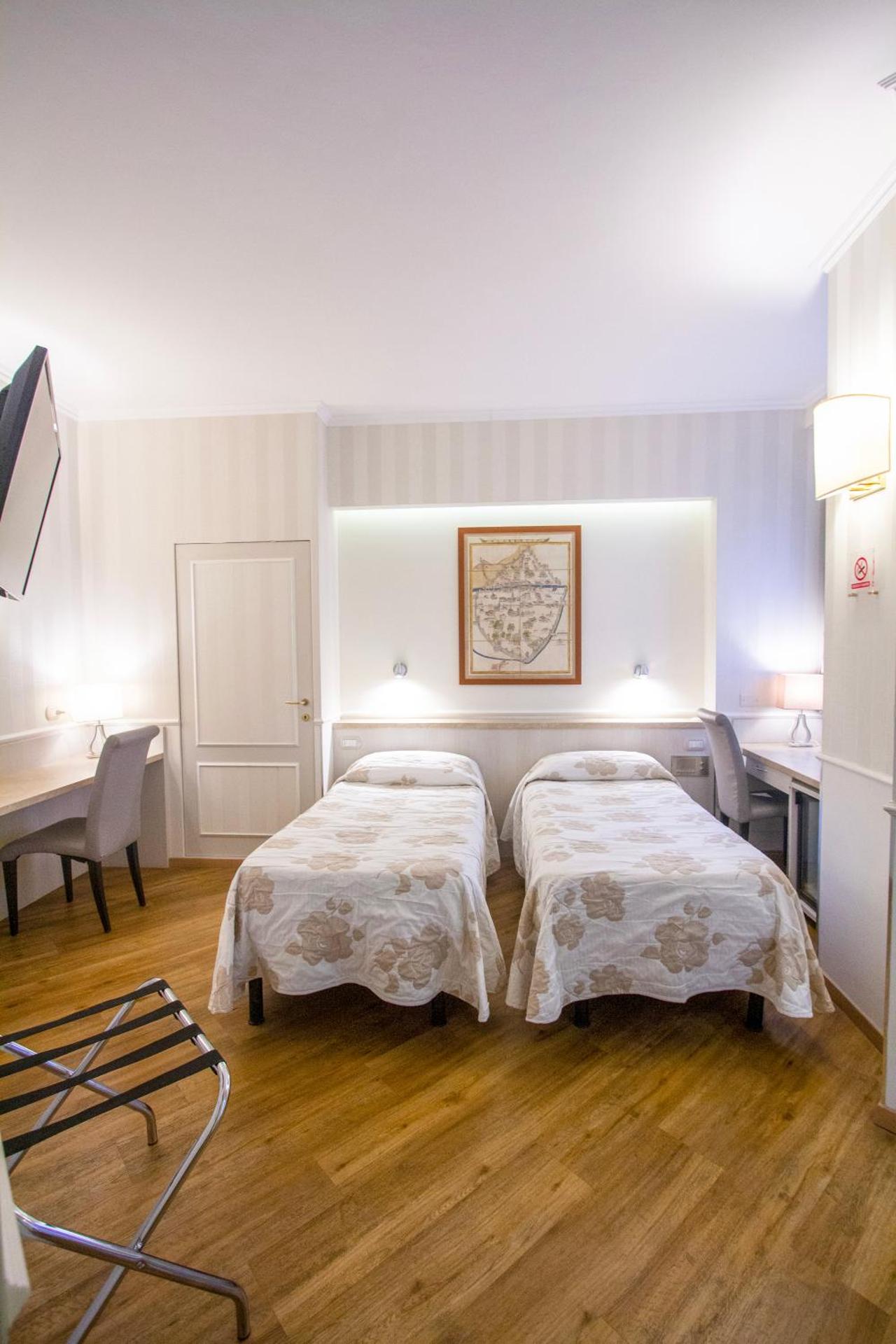 Hotel Flora - Photo 49