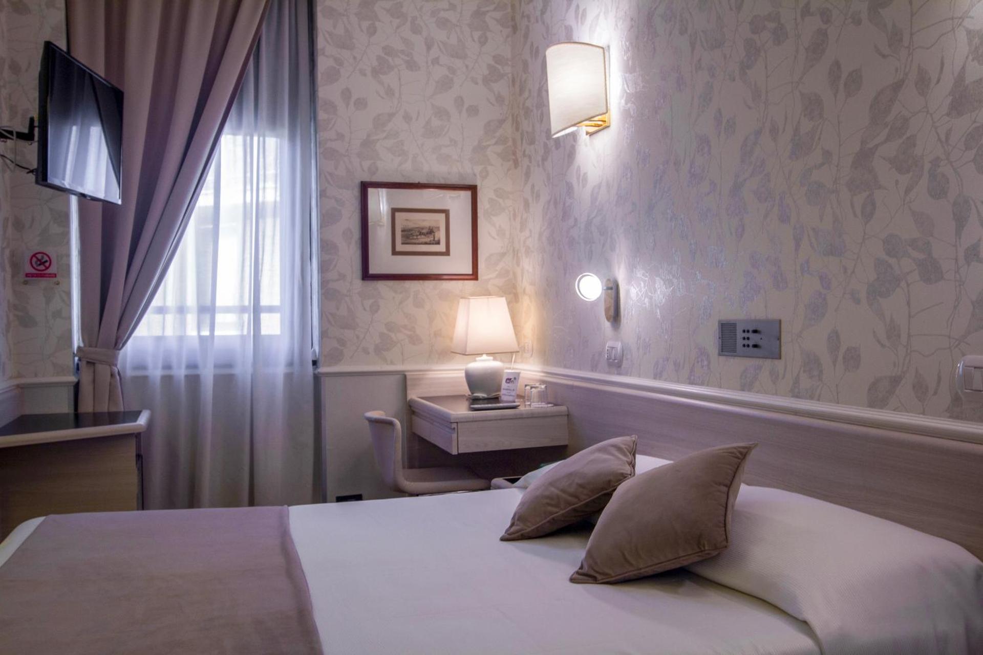 Hotel Flora - Photo 41