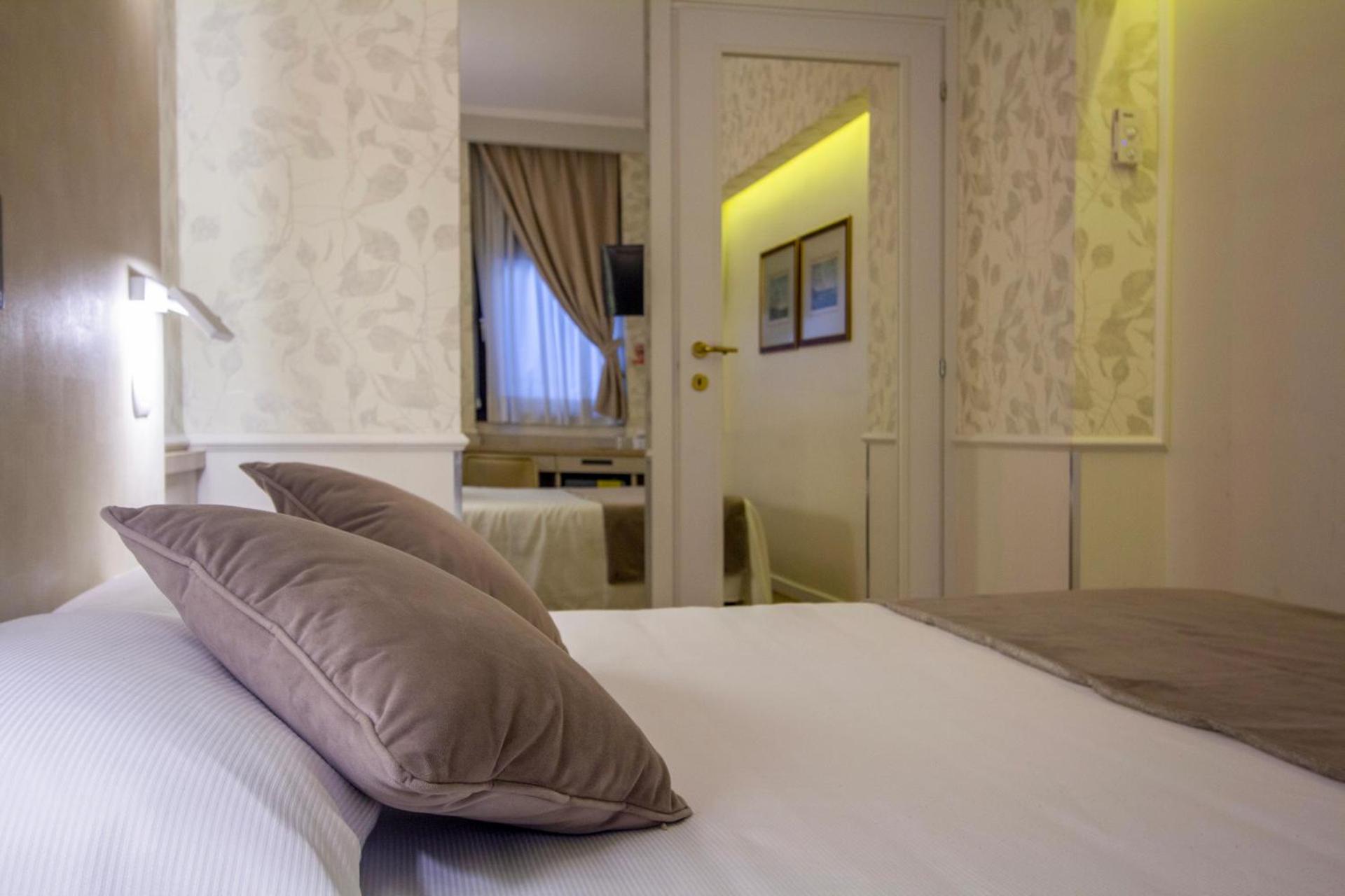 Hotel Flora - Photo 42