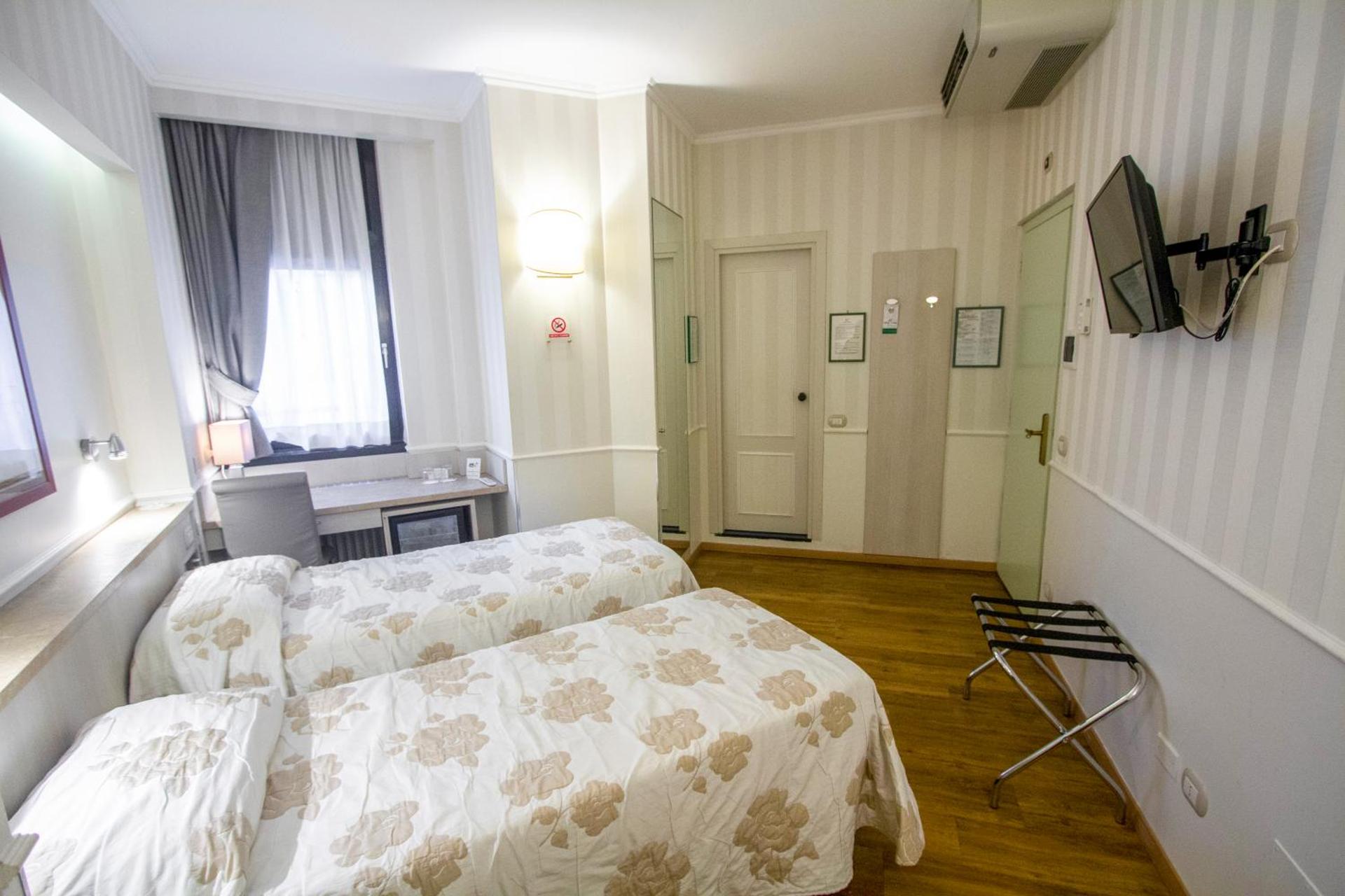 Hotel Flora - Photo 52