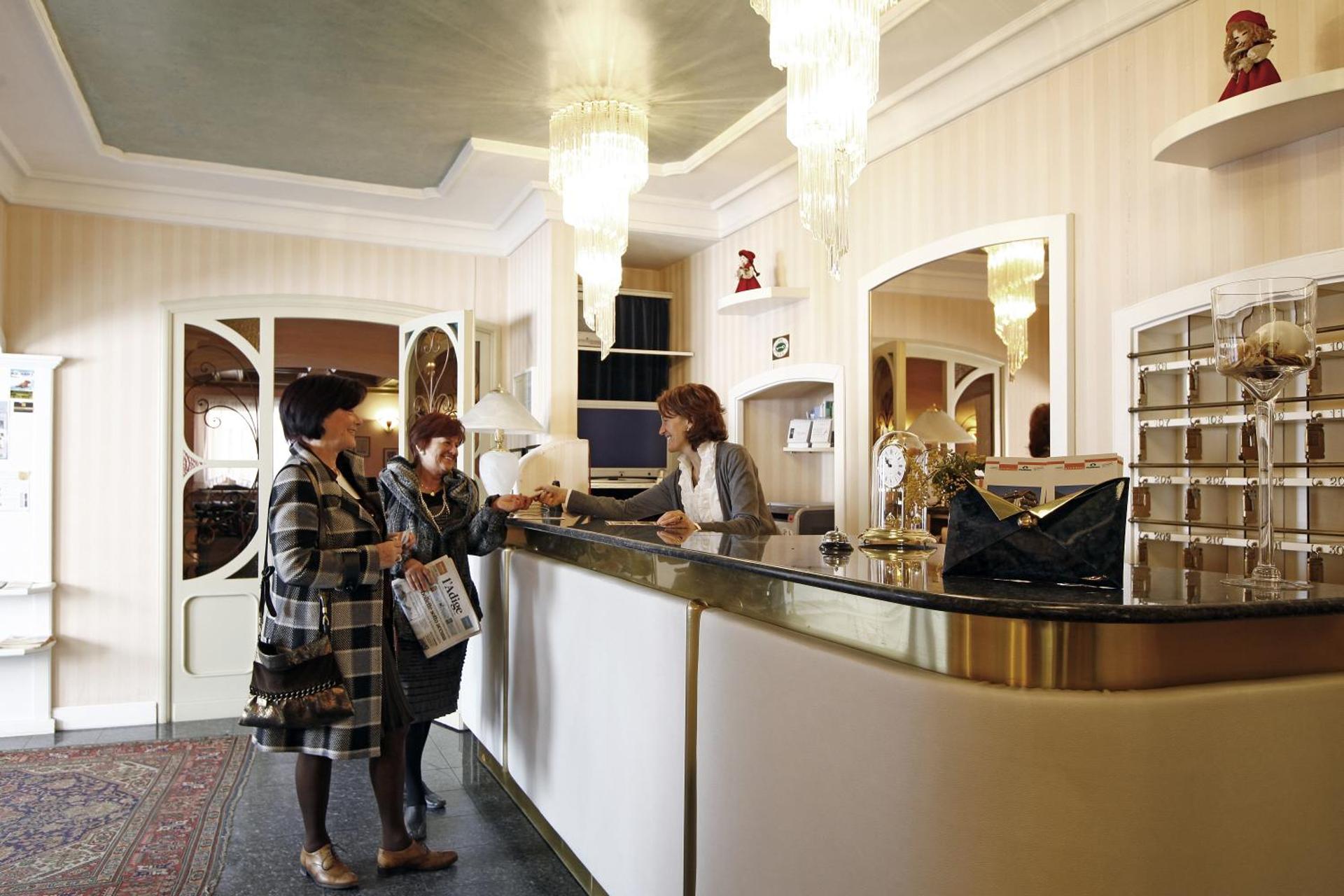 Hotel Touring - Photo 4