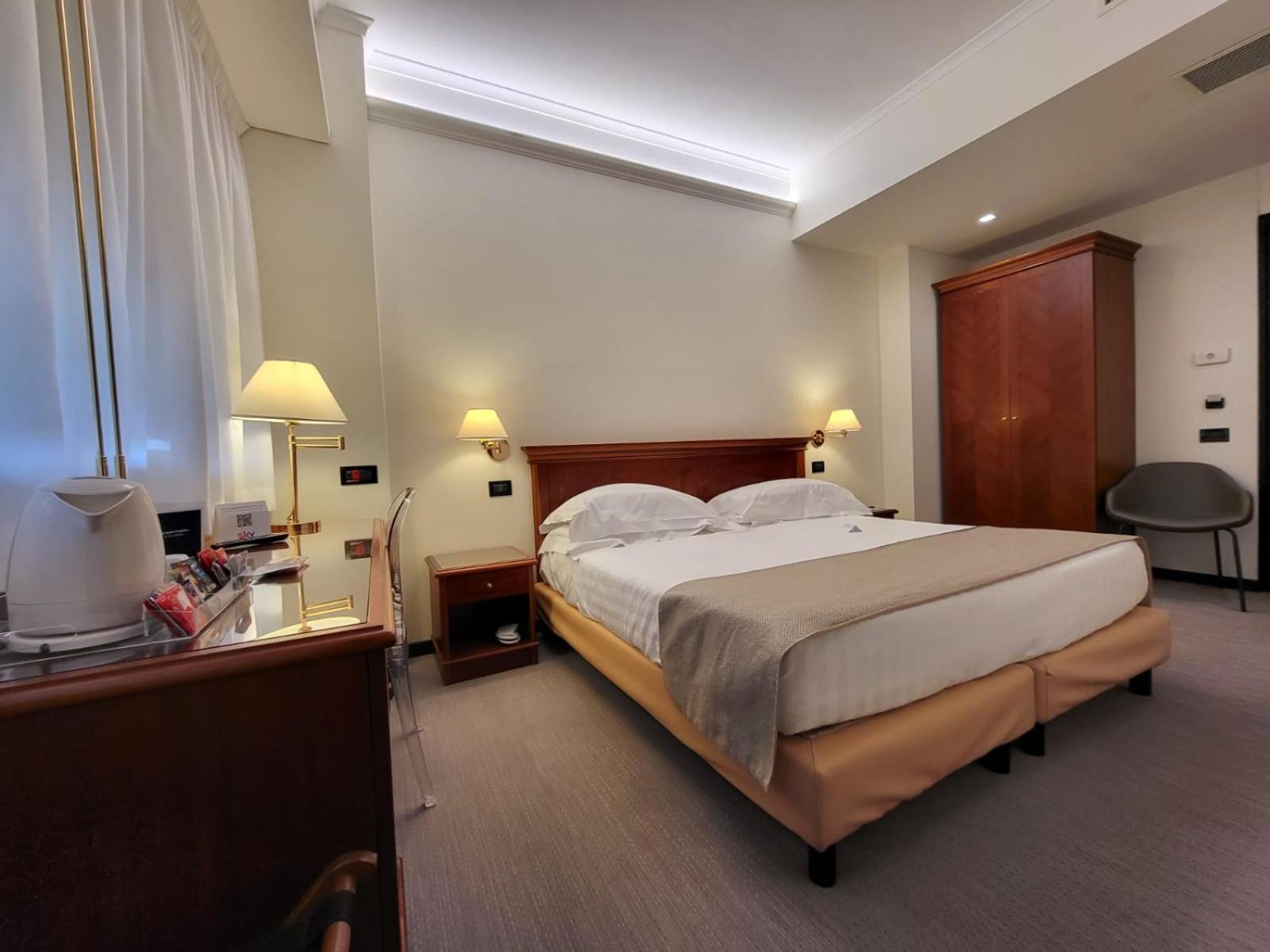Hotel Plaza - Photo 16