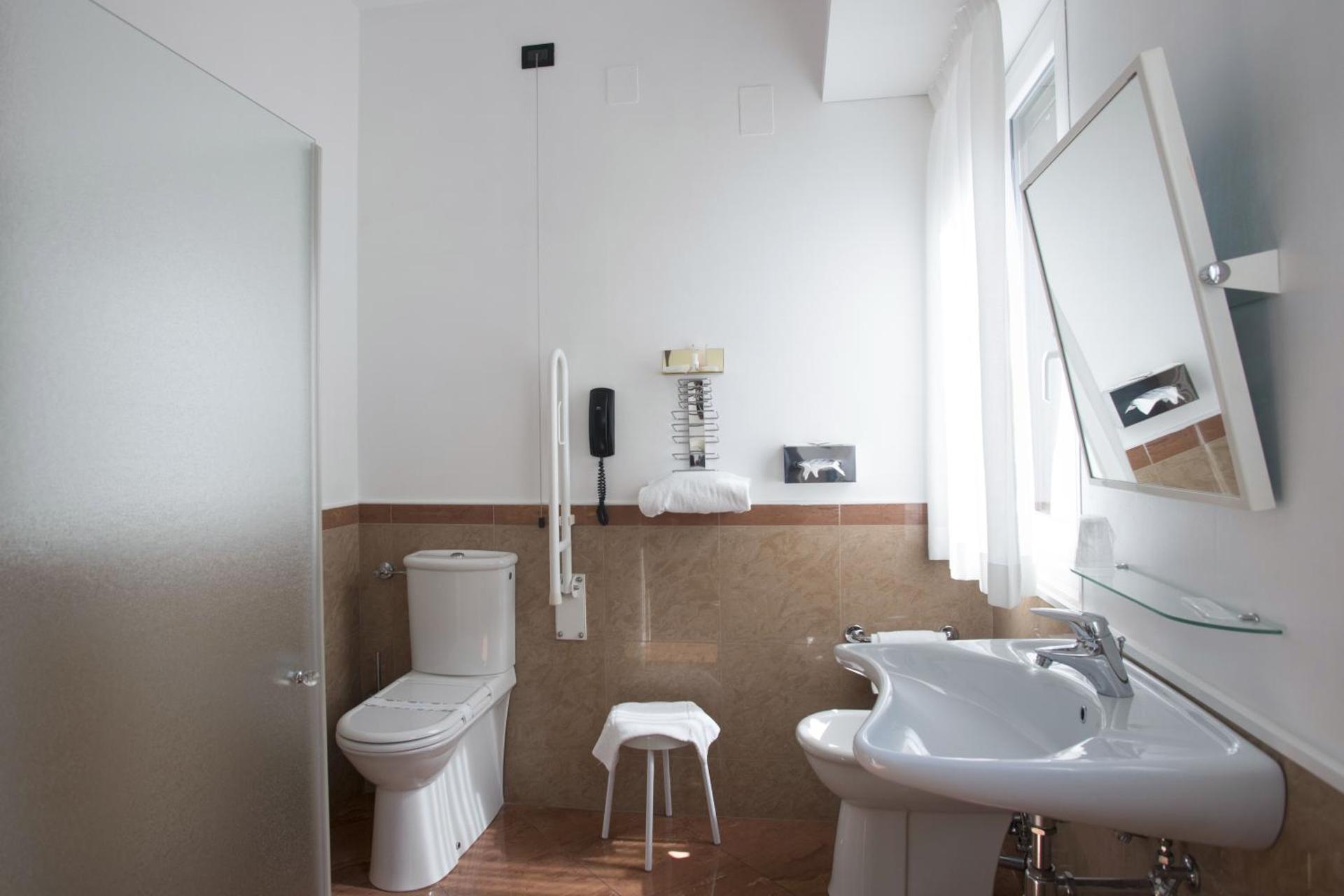 Hotel Plaza - Photo 17