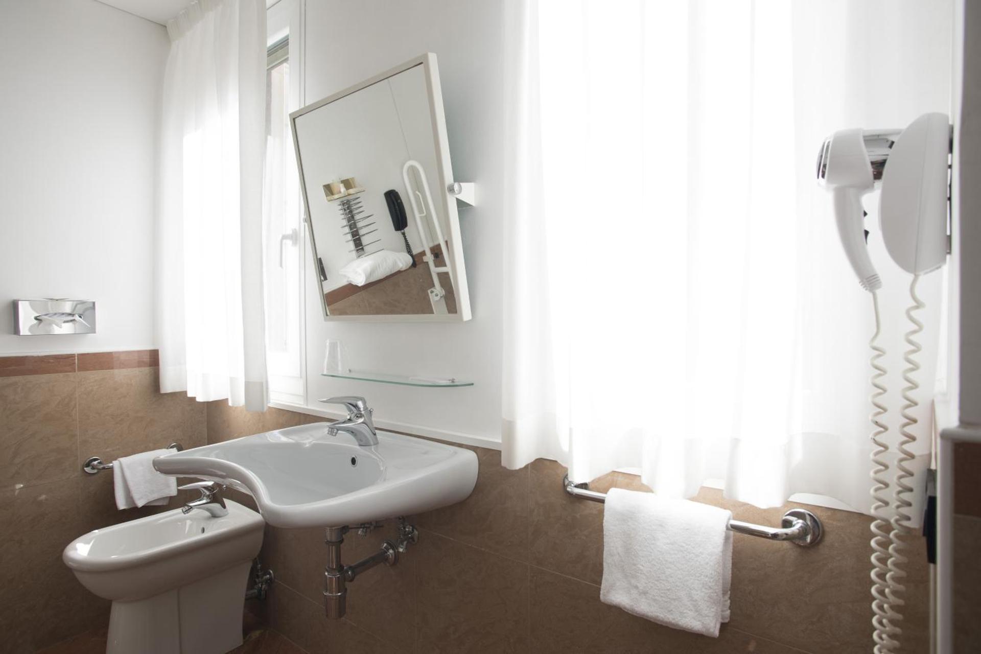 Hotel Plaza - Photo 18