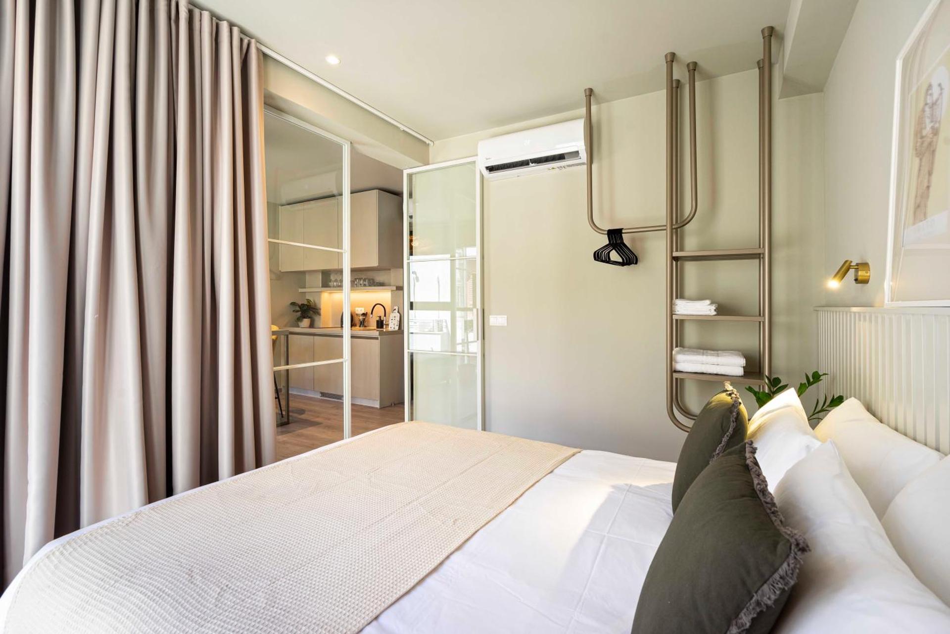 Yalarent Stunning Apartments at the Heart of Athens - Photo 12