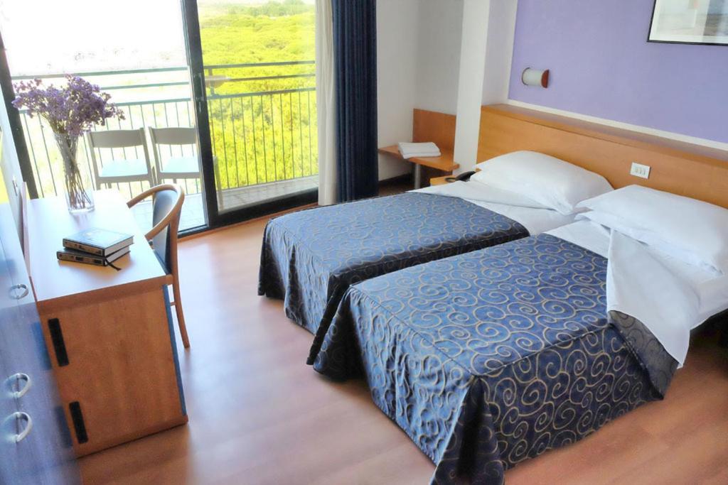 Twin Room with Partial Sea View