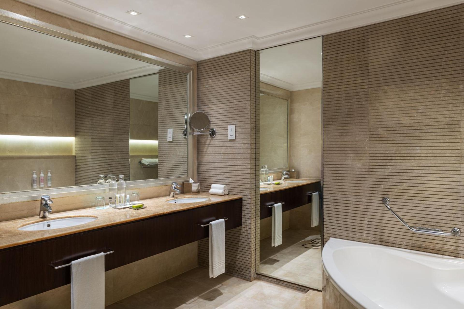 Le Meridien Mina Seyahi Beach Resort & Waterpark - Photo 70