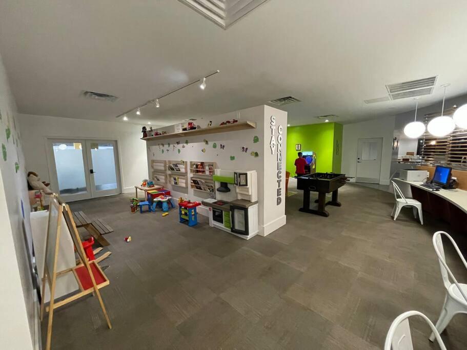 Cozy hotel with Super location near Disney - Photo 20