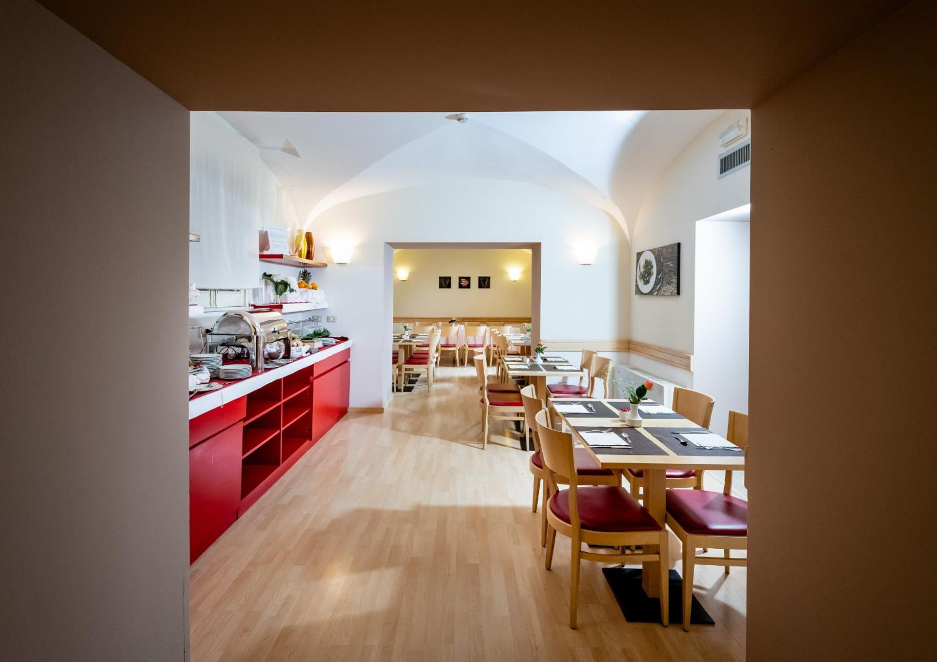 Hotel Garibaldi - Photo 3