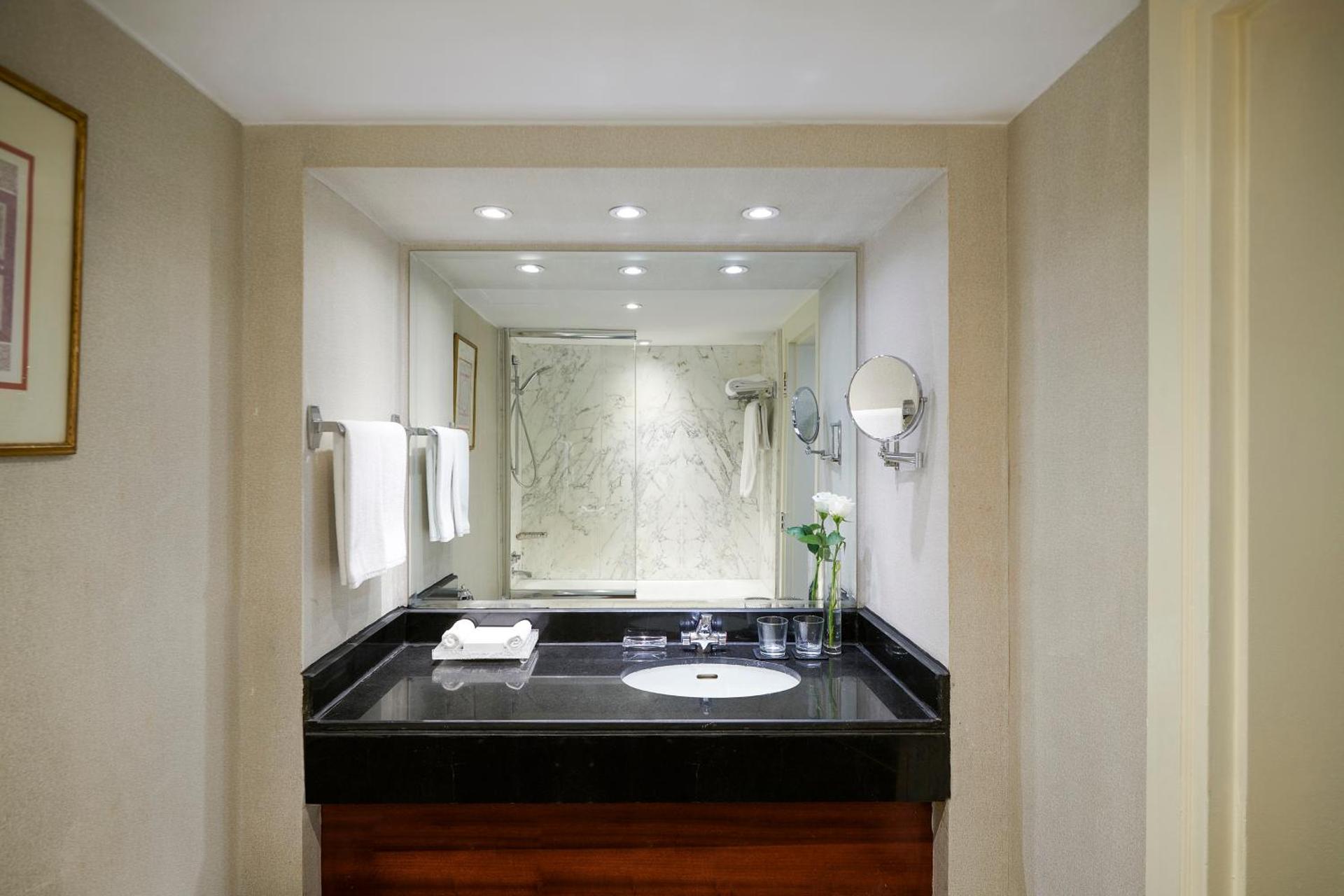 Club Intercontinental Room River View with Lounge Access