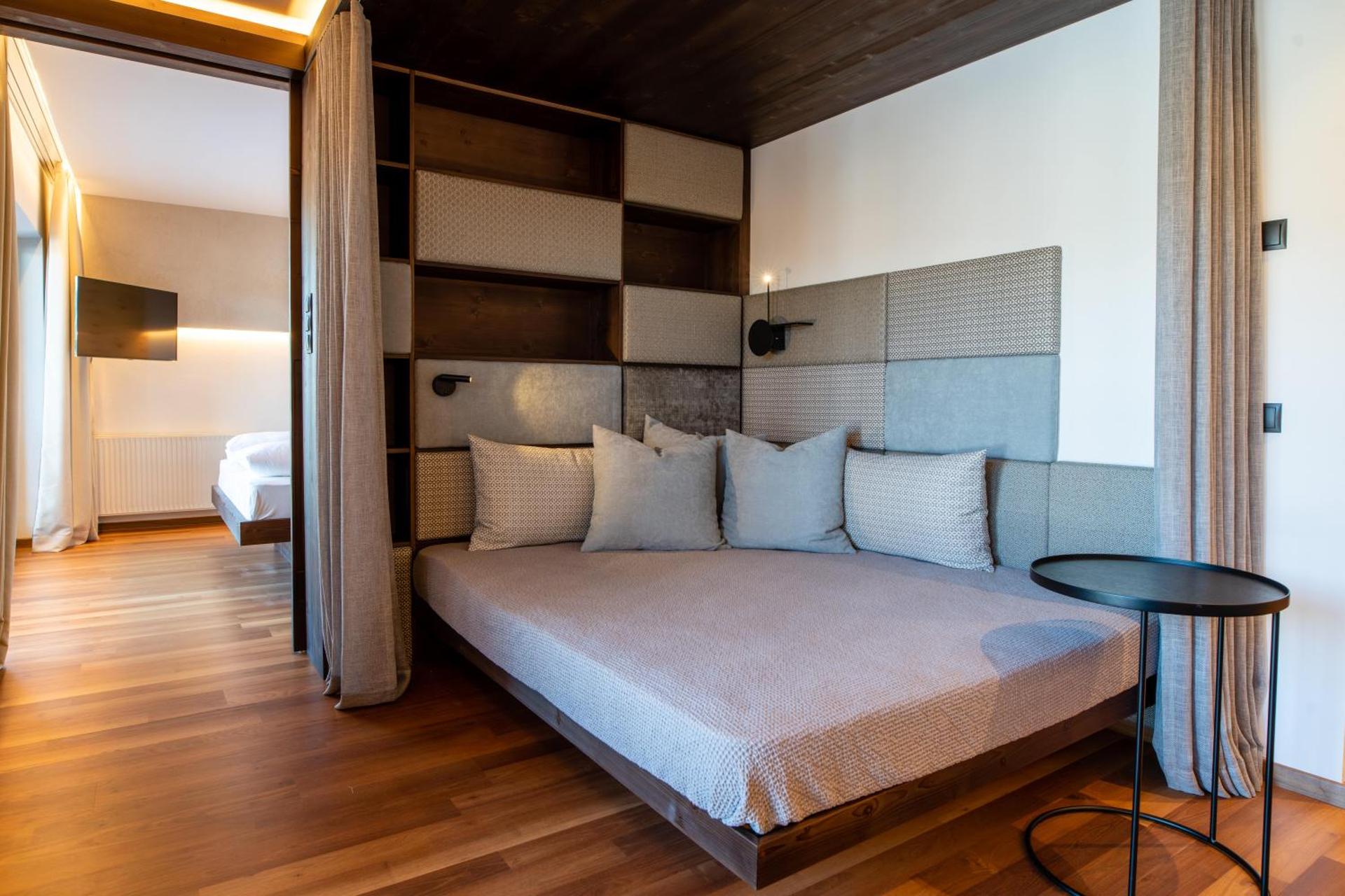 Family Suite with Balcony - Photo 2