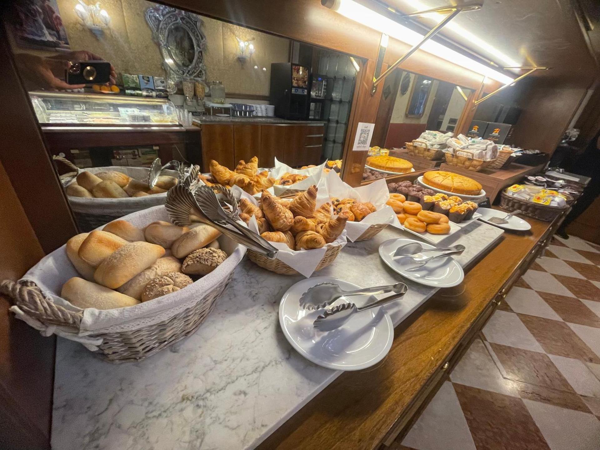 Hotel Fontana - Photo 17