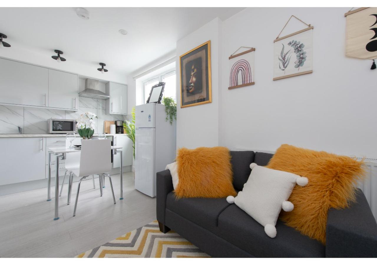 One-Bedroom Apartment - Photo 3