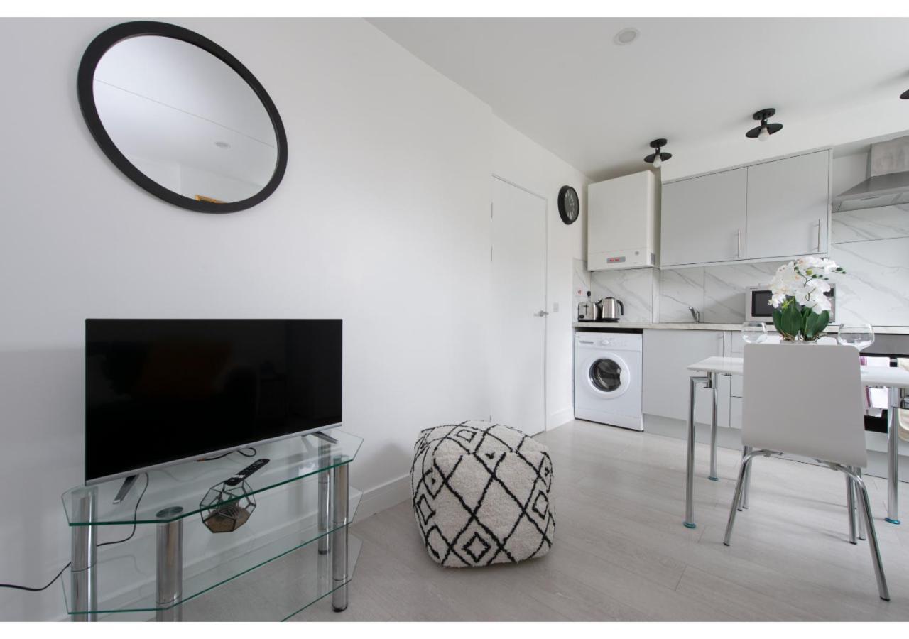 One-Bedroom Apartment - Photo 2