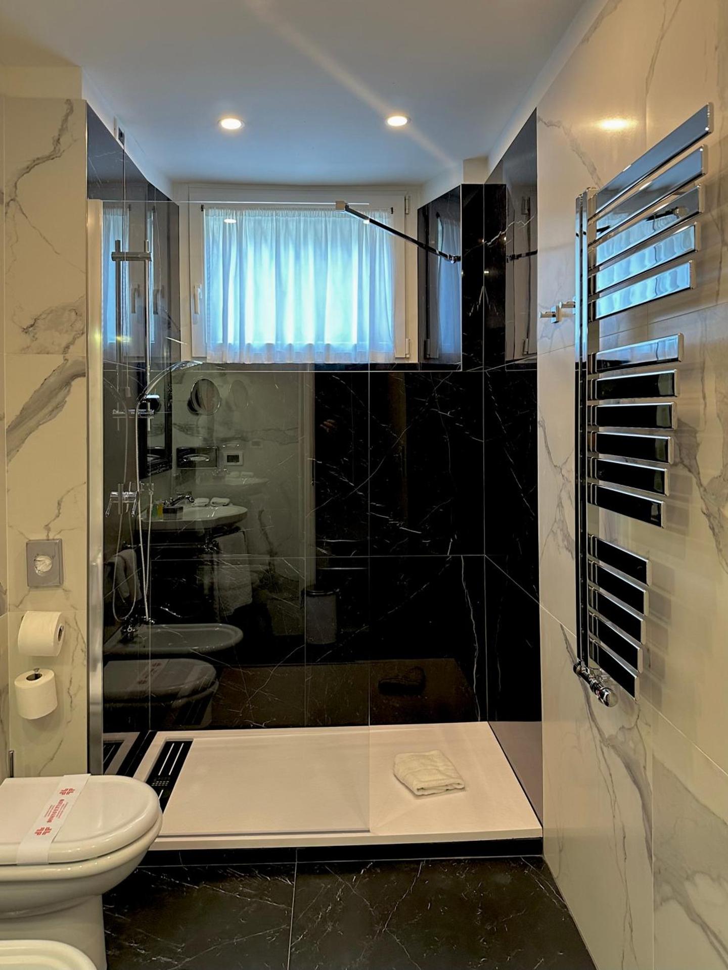 Hotel Riviera & Maximilian's - Photo 30