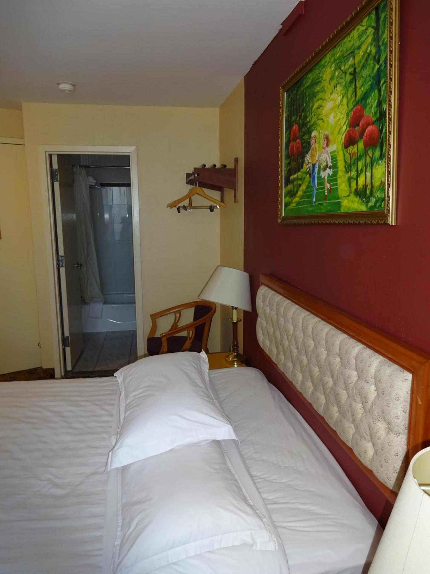 Flushing Hotel - Photo 18