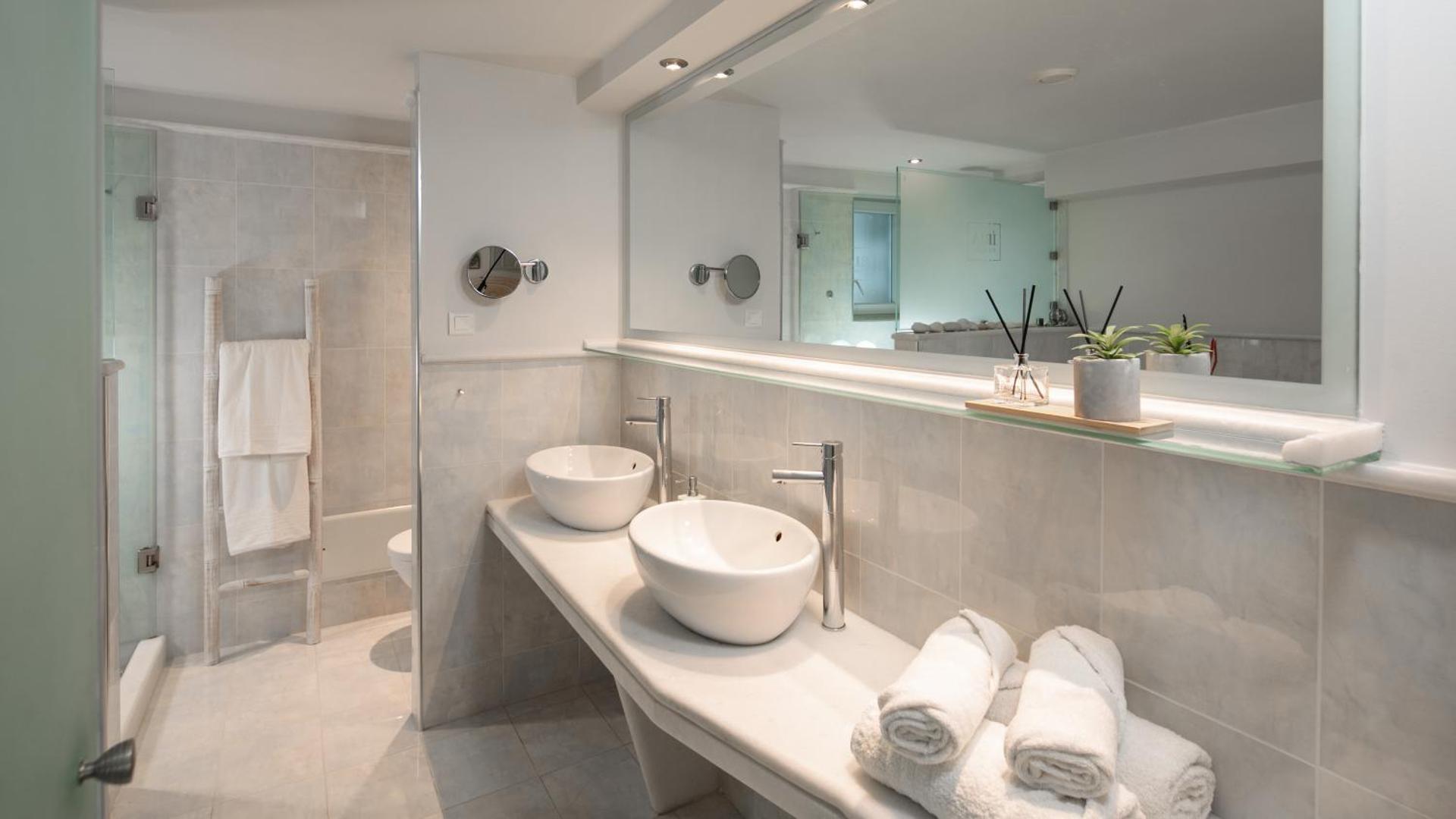 Iria Beach Art Hotel - Photo 97
