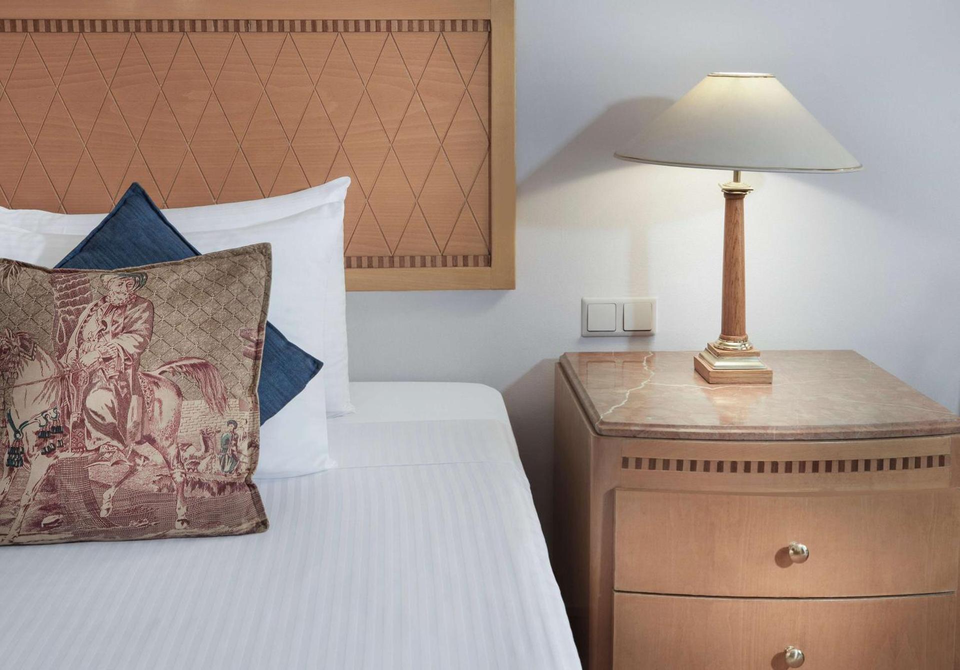 Classic Room Patio View King Bed