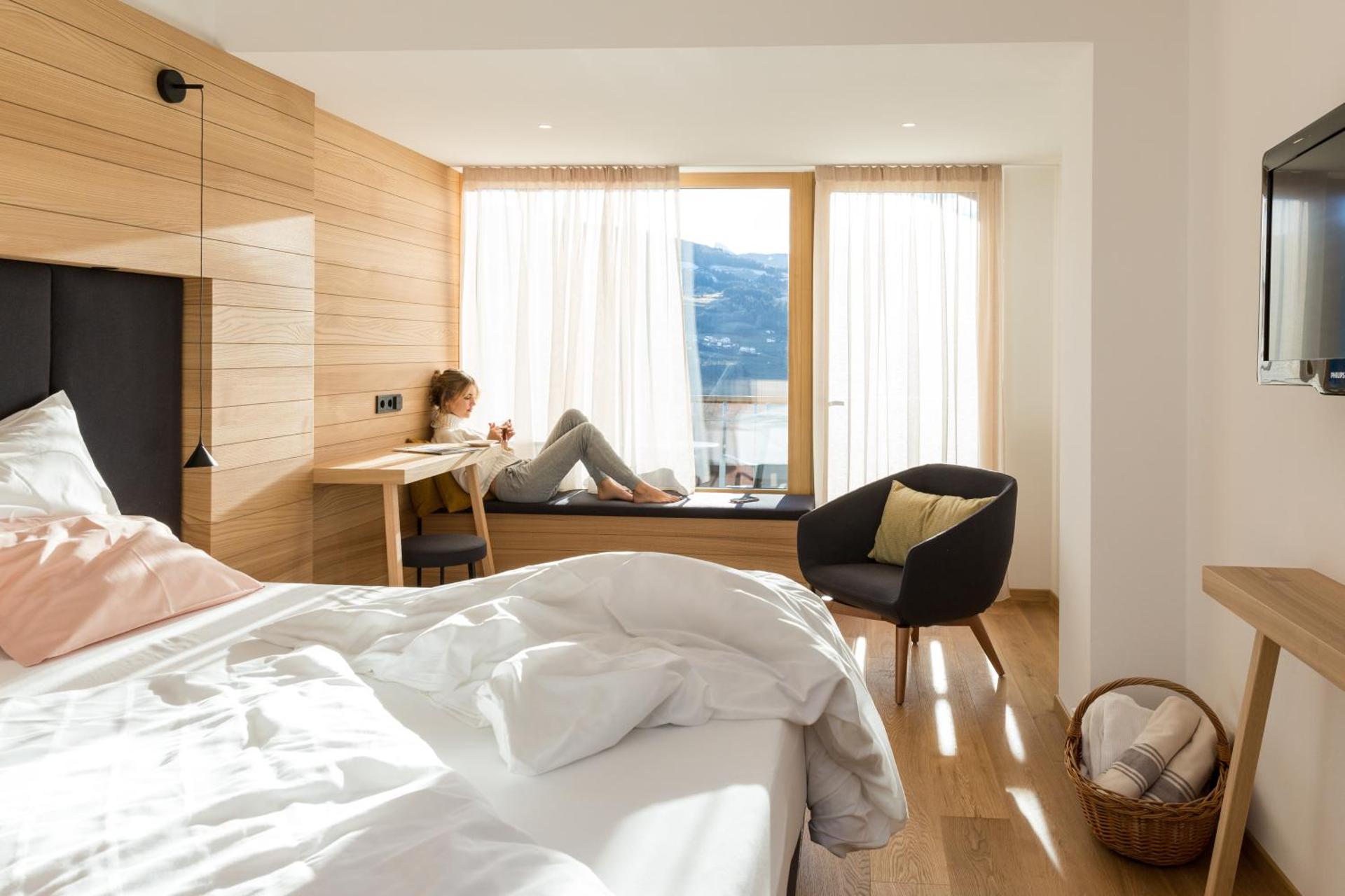 Panorama room with balcony and mountain view