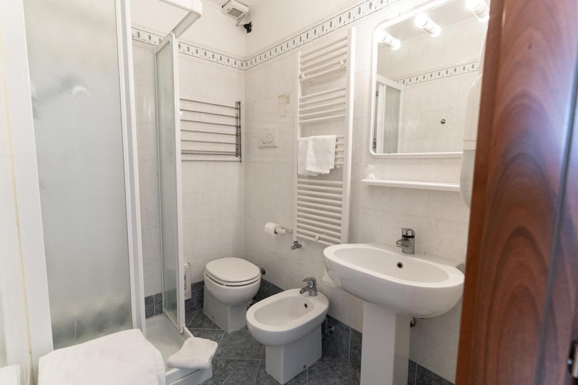 Hotel Tivoli - Photo 23