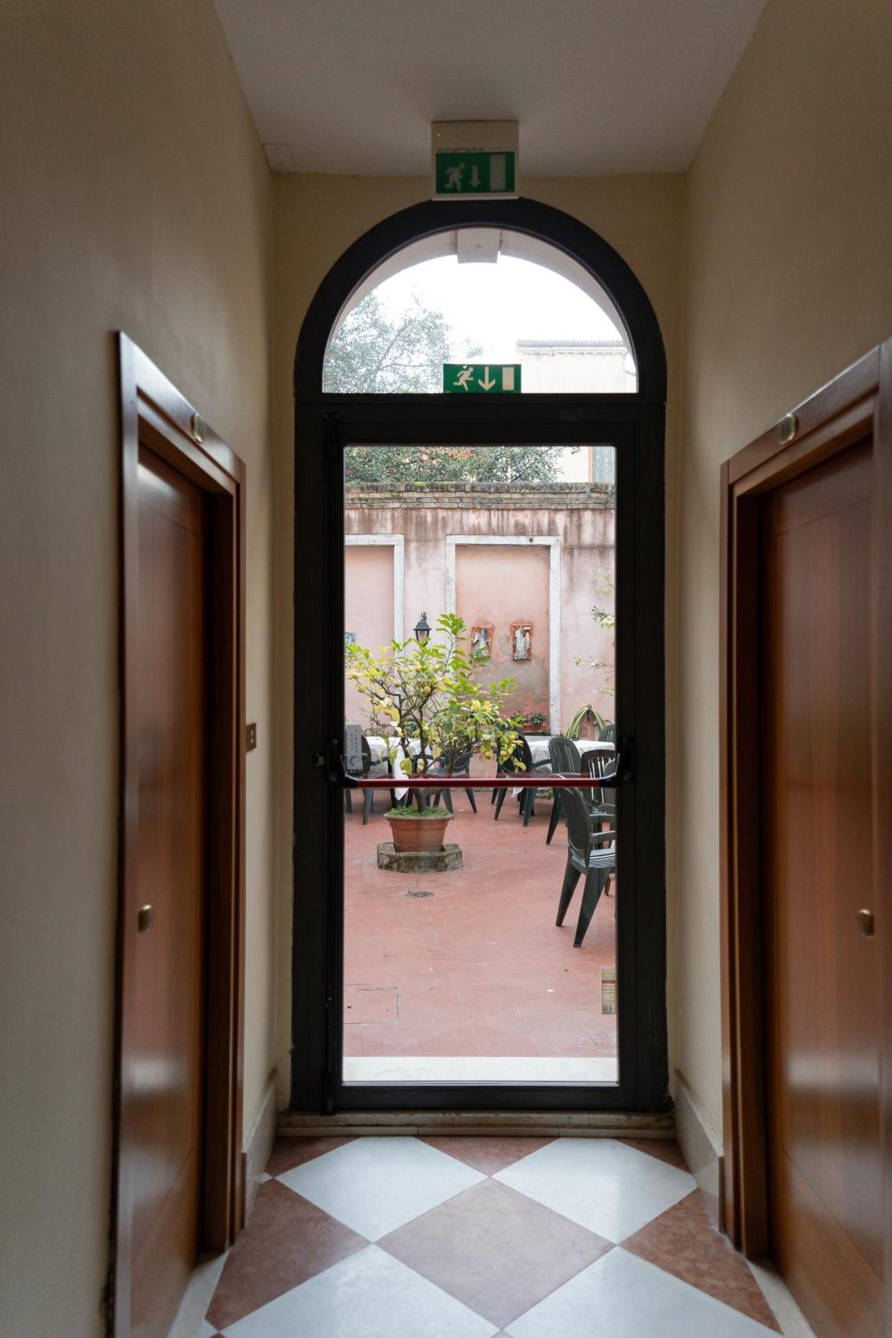 Hotel Tivoli - Photo 6