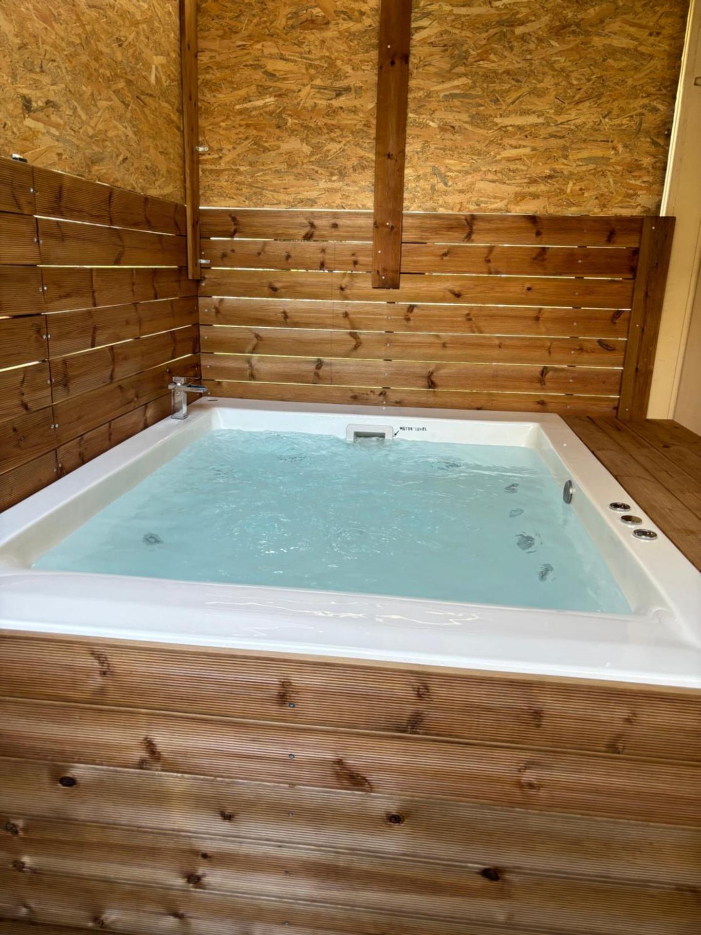 Jacuzzi studio close to athens airport!! - Photo 25