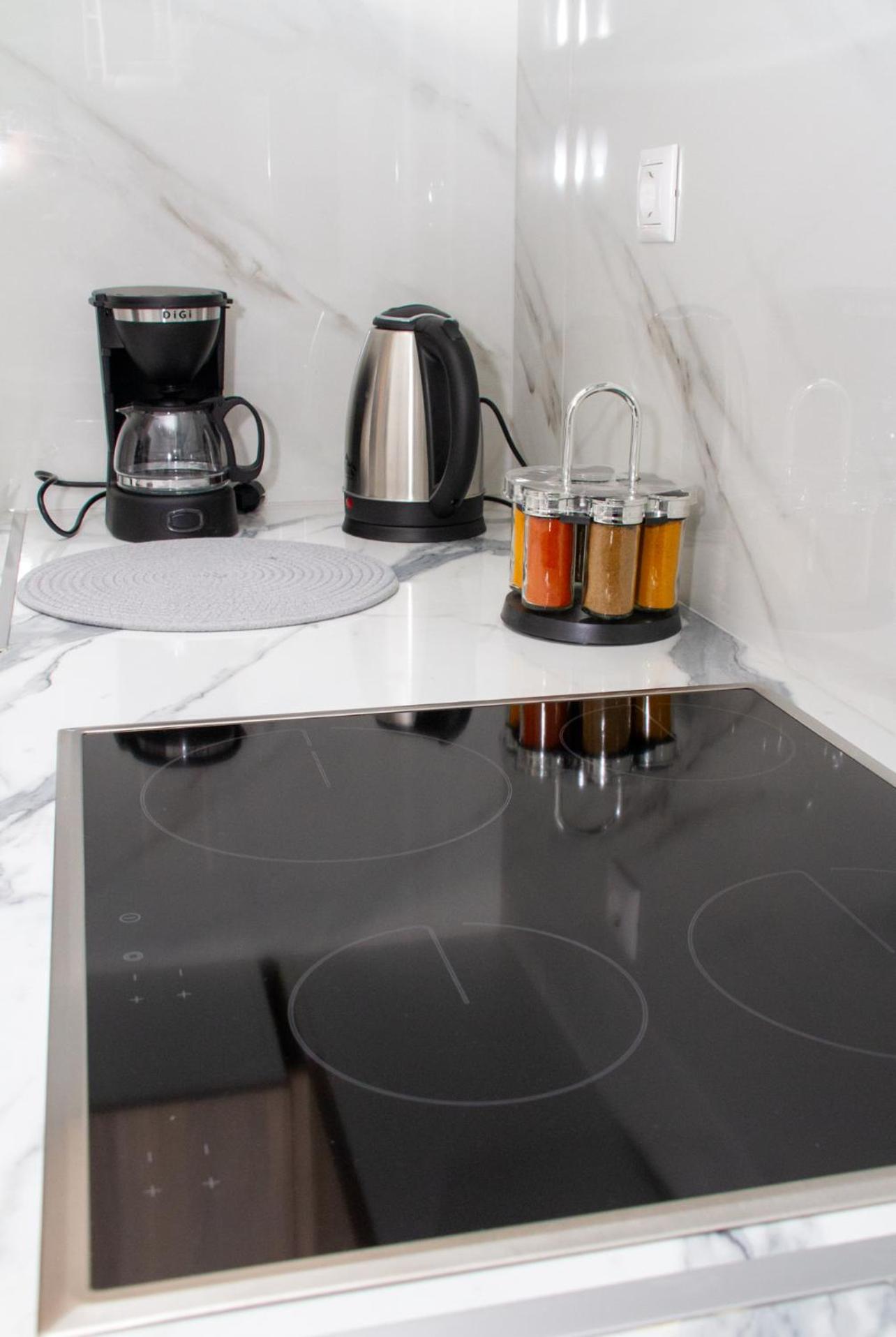 Four Seasons Apartment - Photo 15