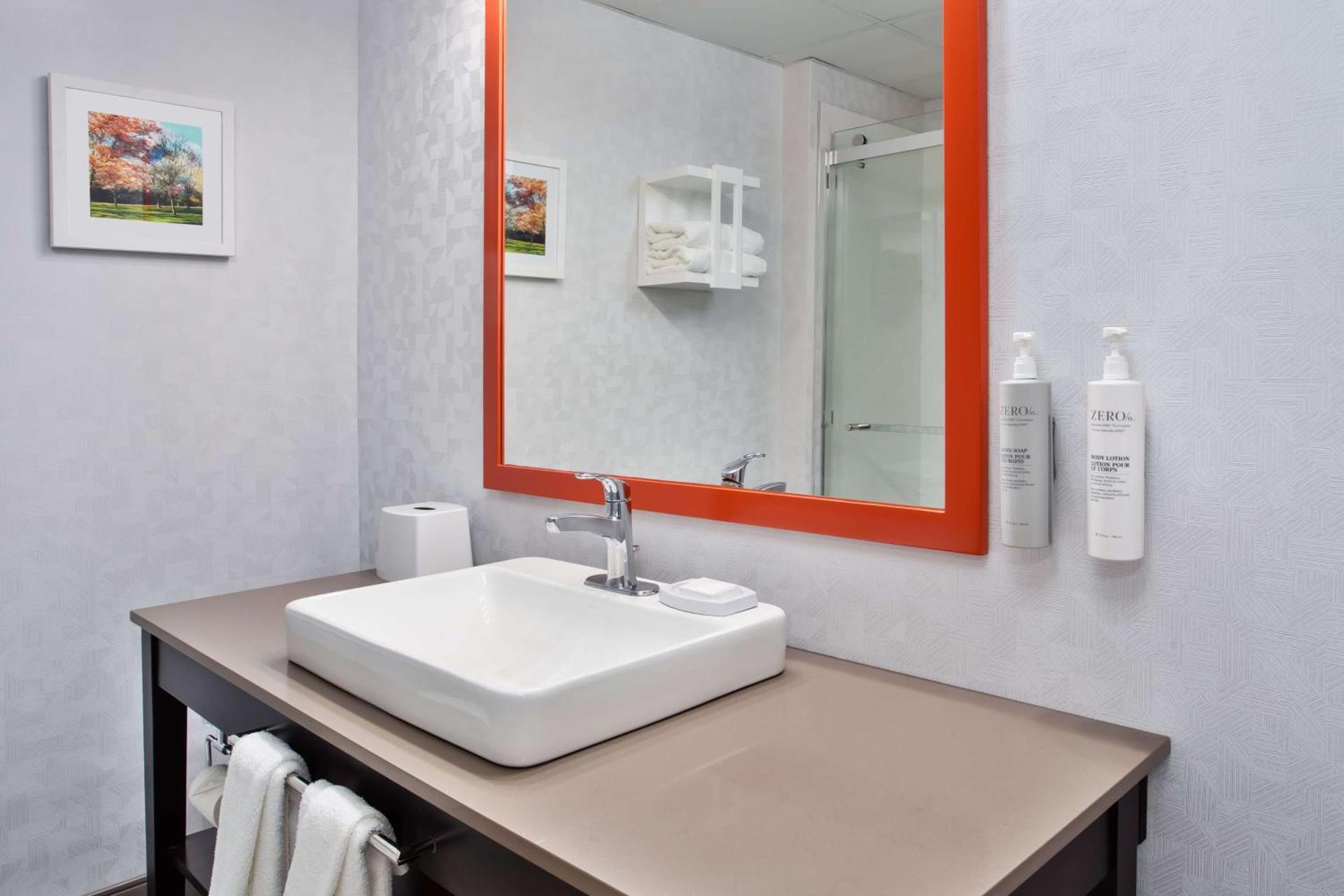 Hampton Inn & Suites By Hilton- Newark Airport Elizabeth - Photo 40