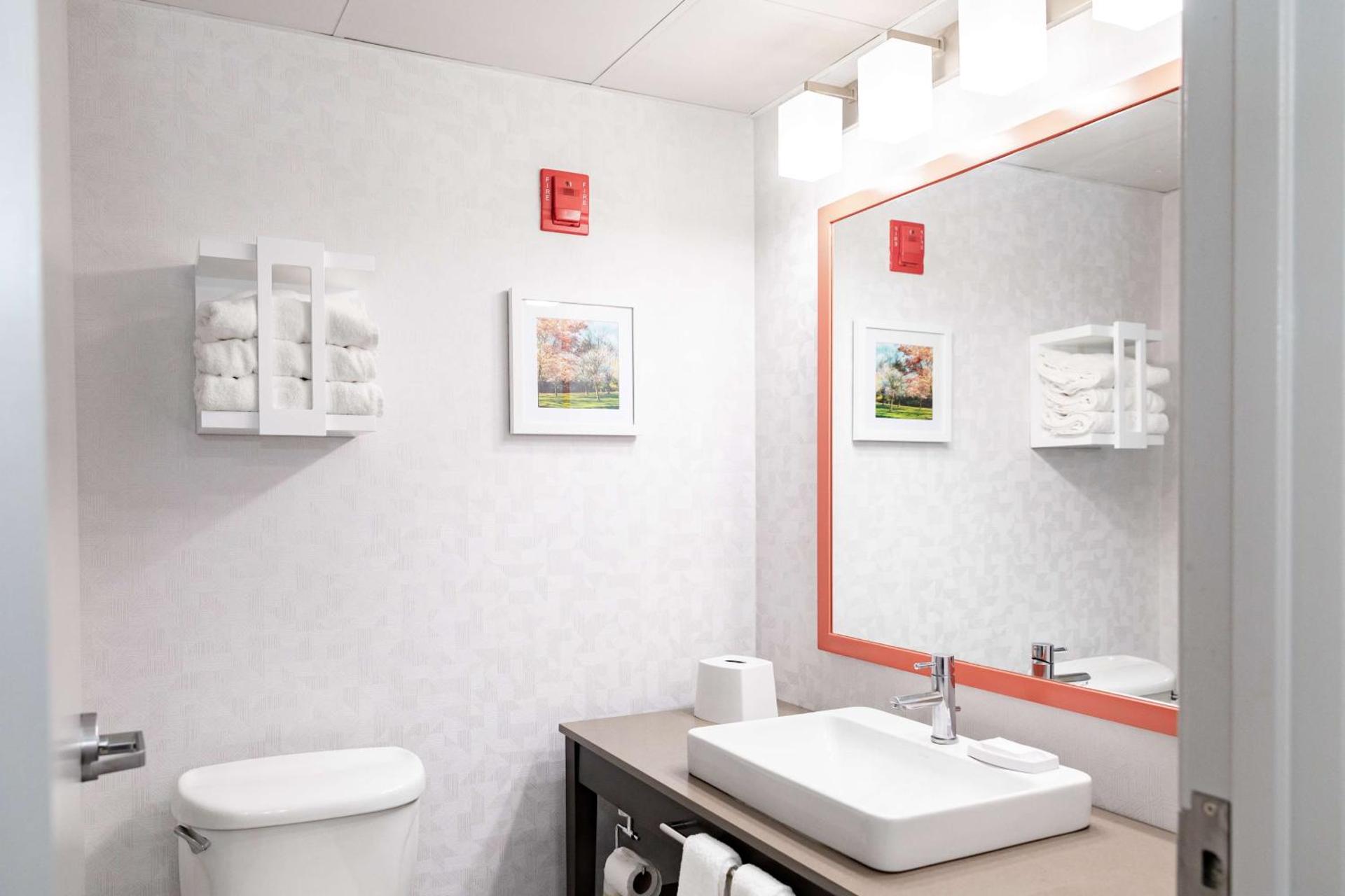 Hampton Inn & Suites By Hilton- Newark Airport Elizabeth - Photo 54