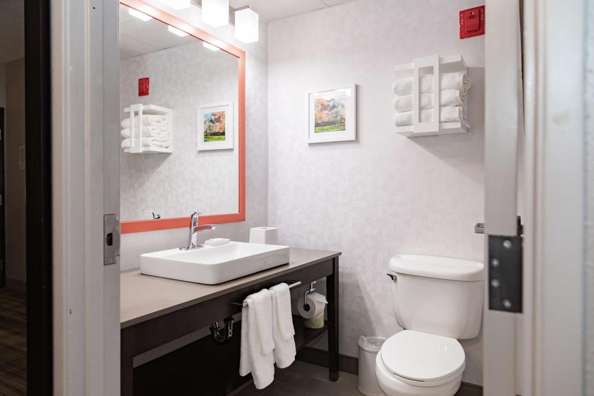 Hampton Inn & Suites By Hilton- Newark Airport Elizabeth - Photo 39