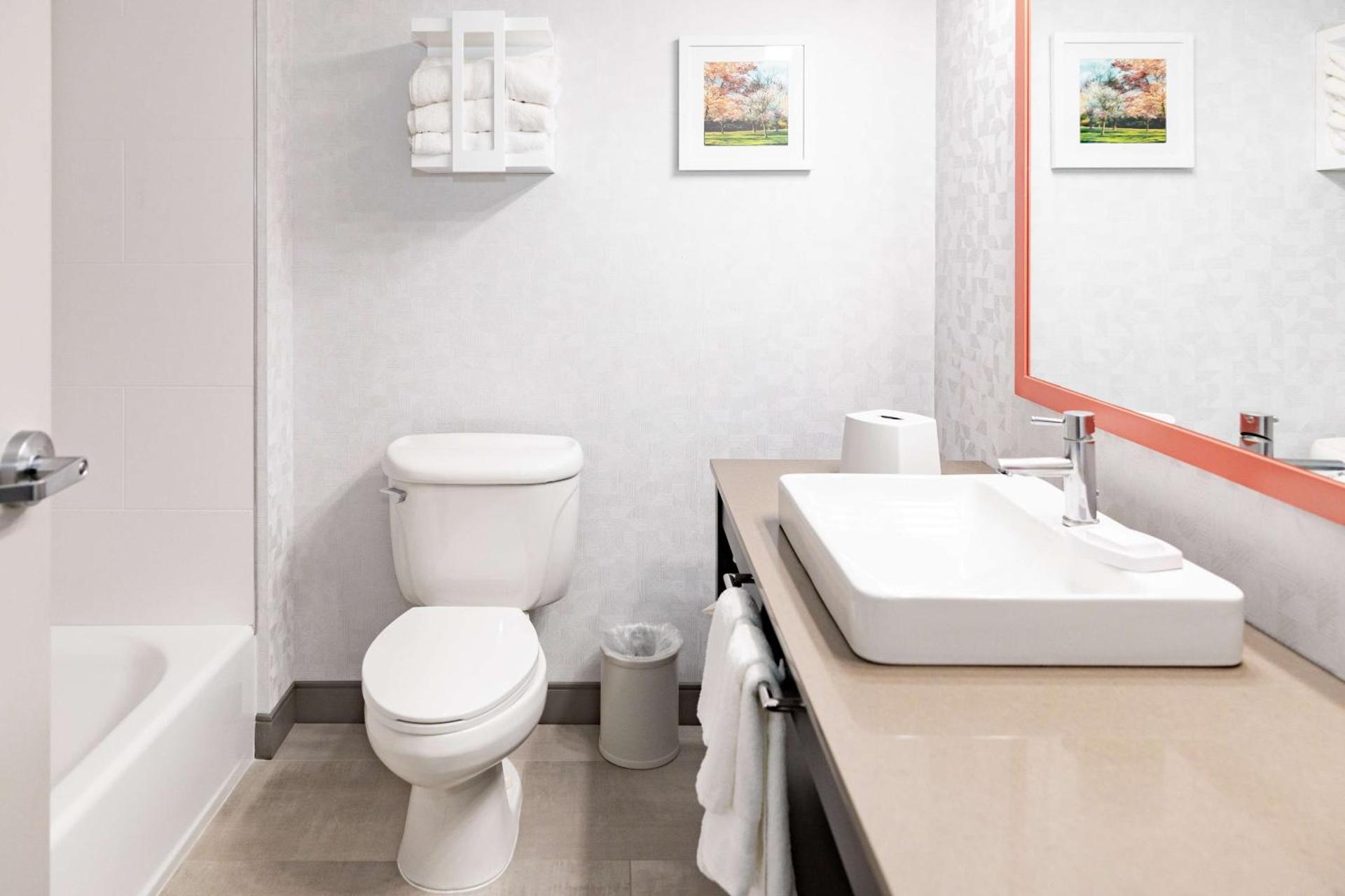 Hampton Inn & Suites By Hilton- Newark Airport Elizabeth - Photo 53
