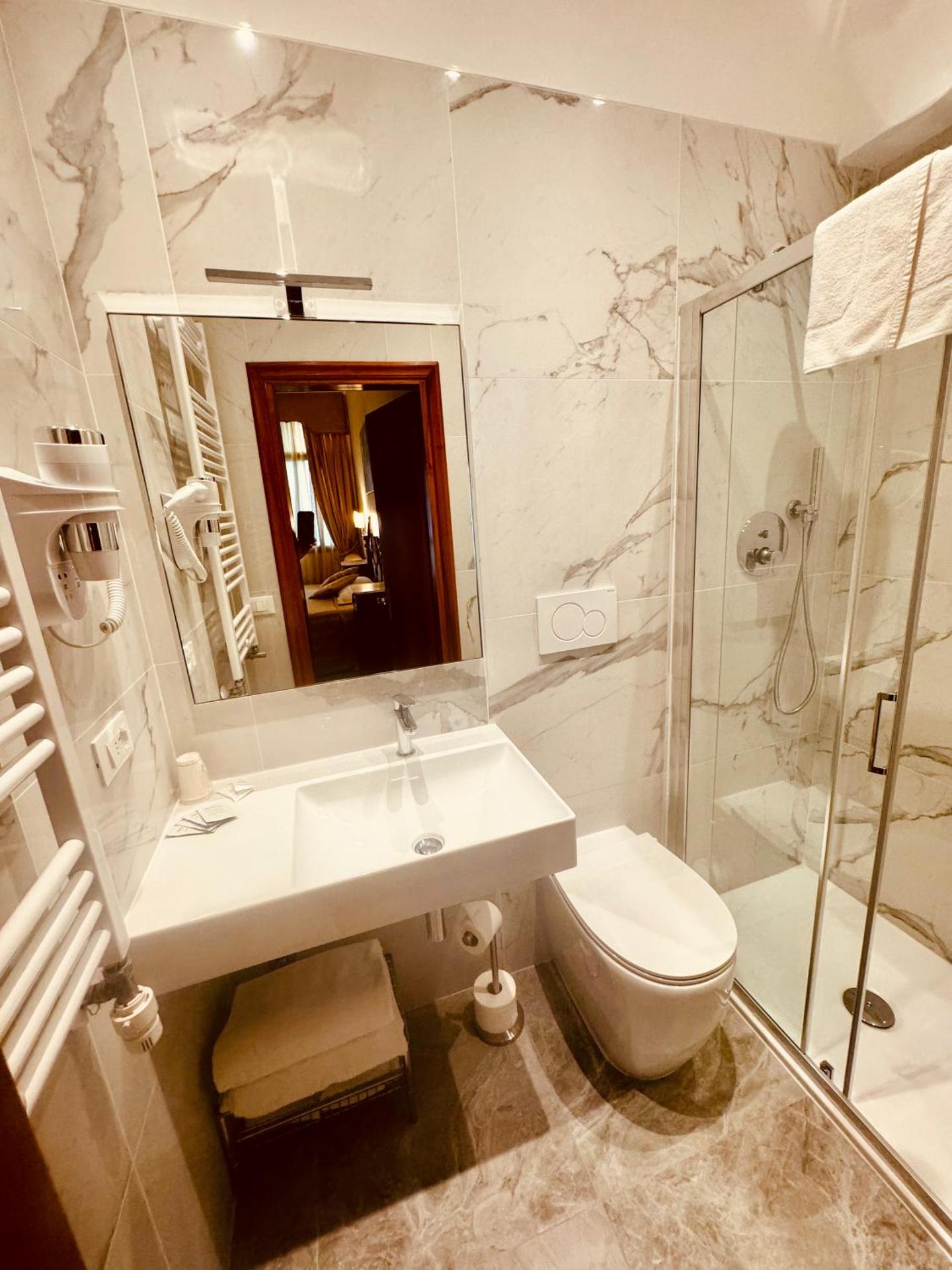 Hotel Fontana - Photo 31