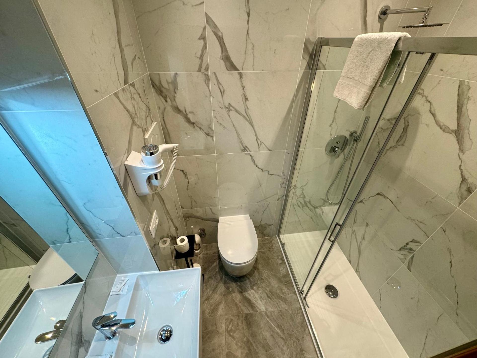 Hotel Fontana - Photo 19