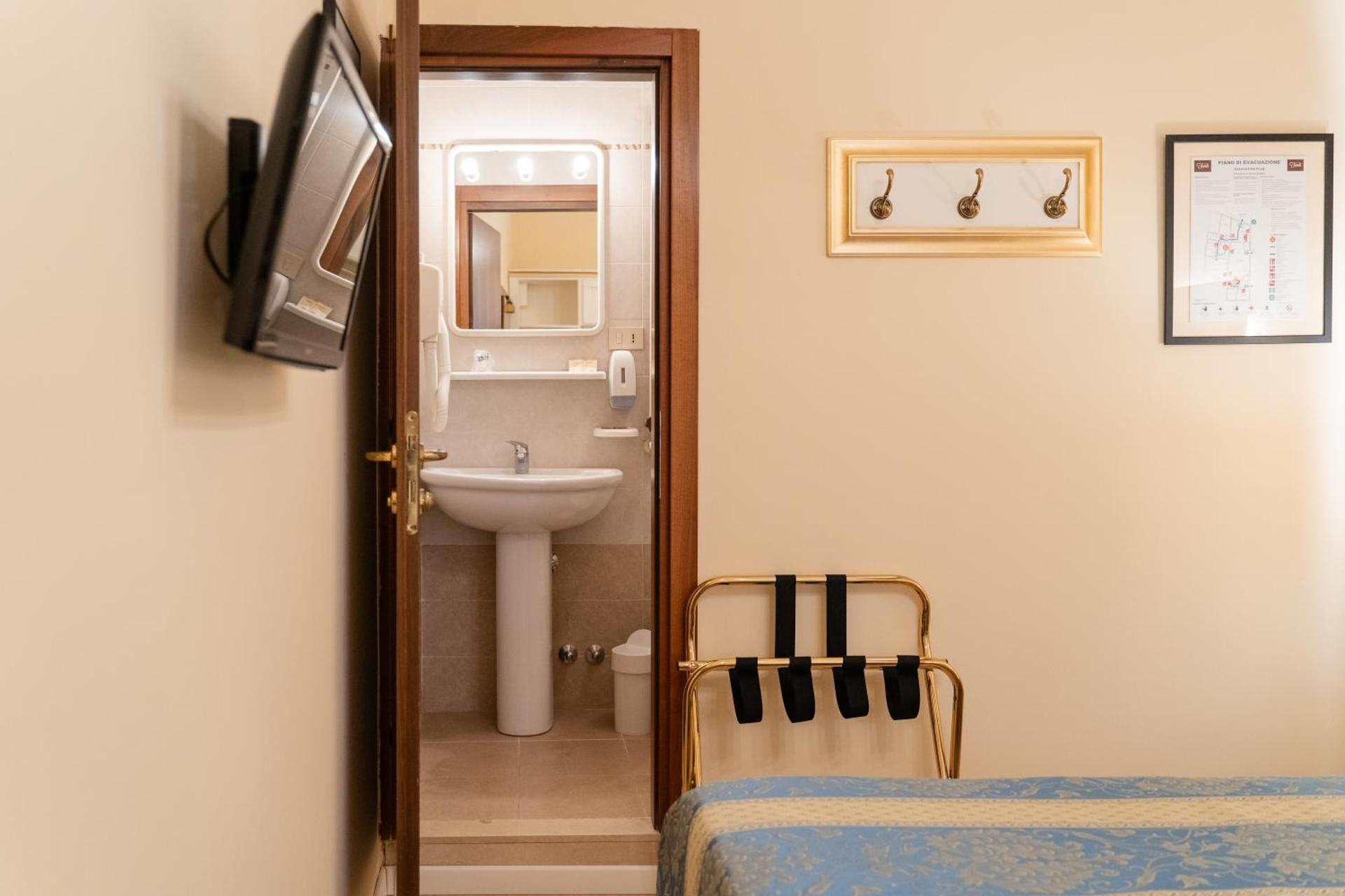 Hotel Tivoli - Photo 40