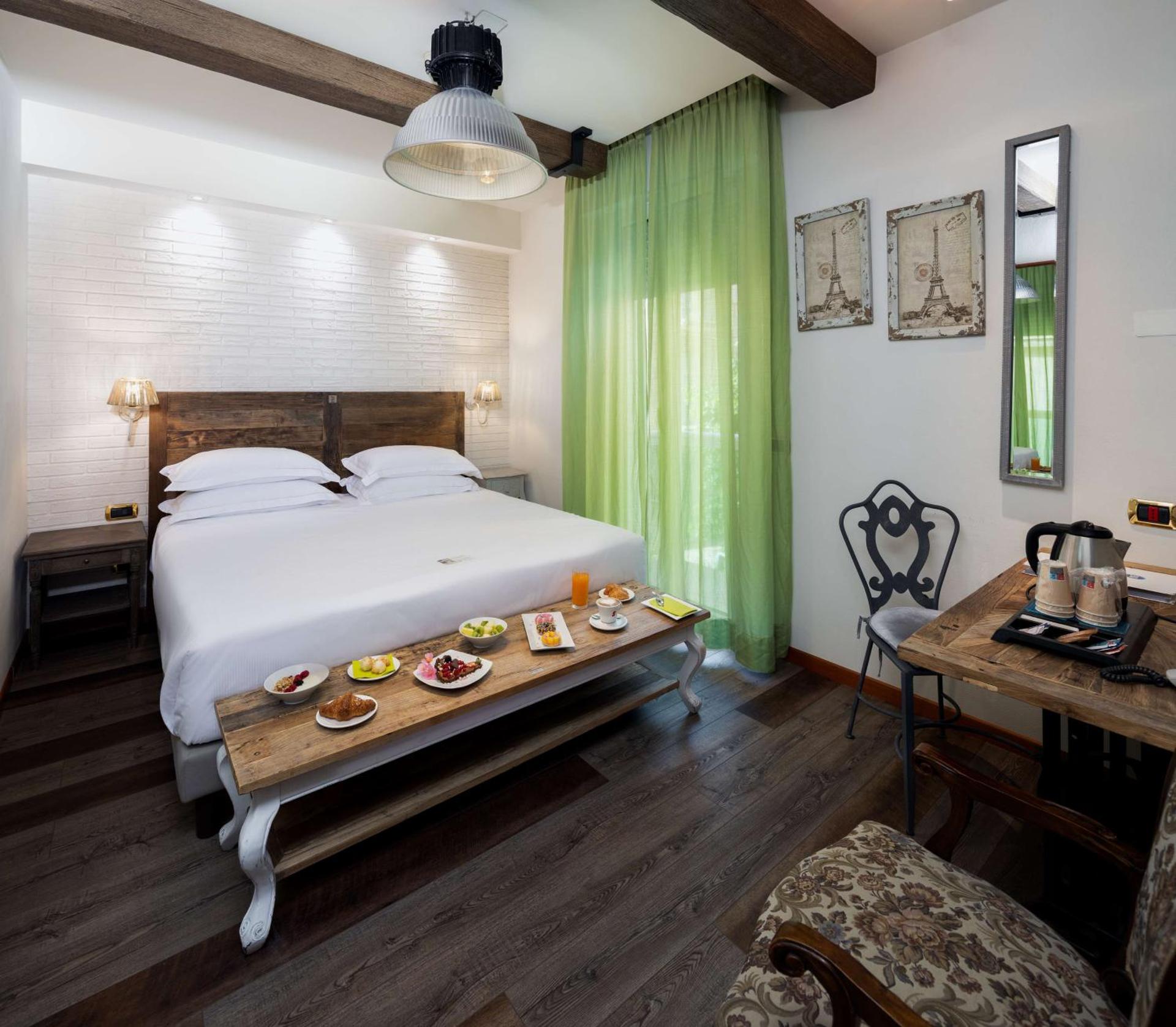 Deluxe Triple Room with Balcony and Sea View