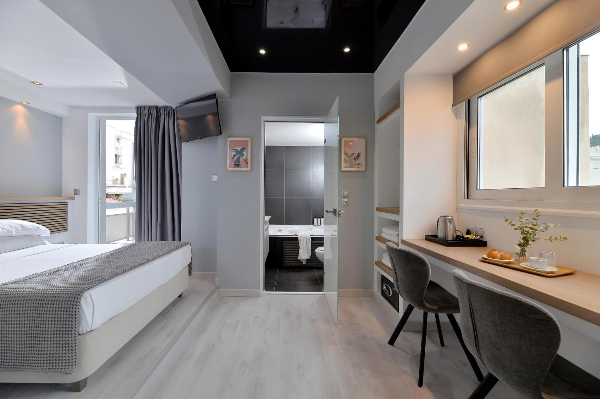 Deluxe Suite with Spa Bath